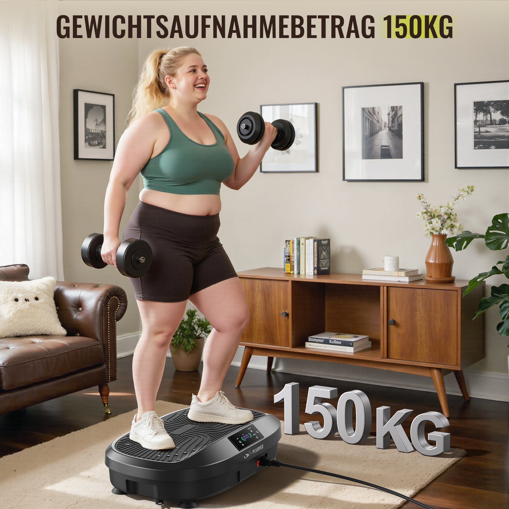 Eine Frau trainiert mit Hanteln auf einer Vibrationsplatte in einem Wohnzimmer.