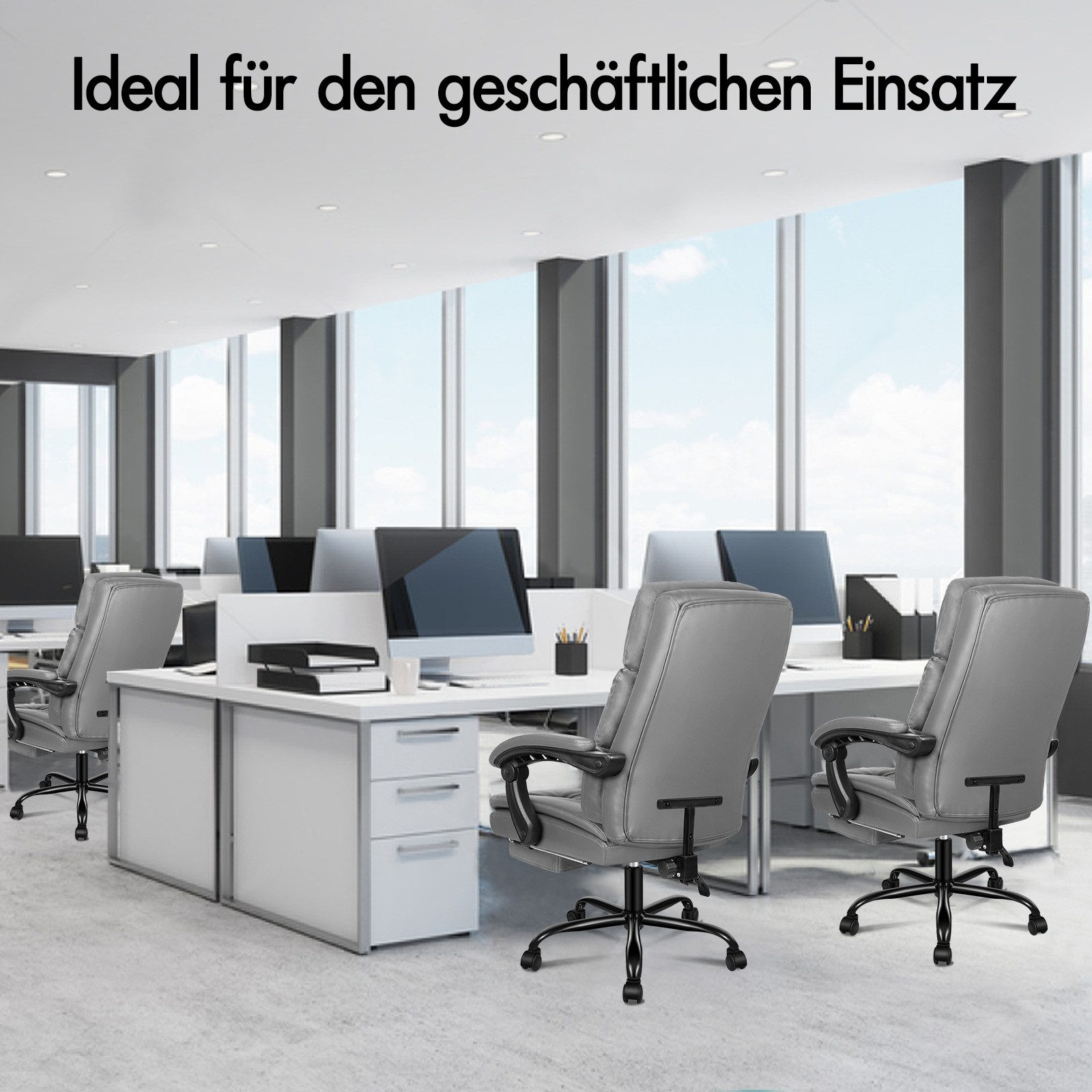 Büro mit grauen Ledersesseln und Schreibtischen mit Computern, große Fenster.