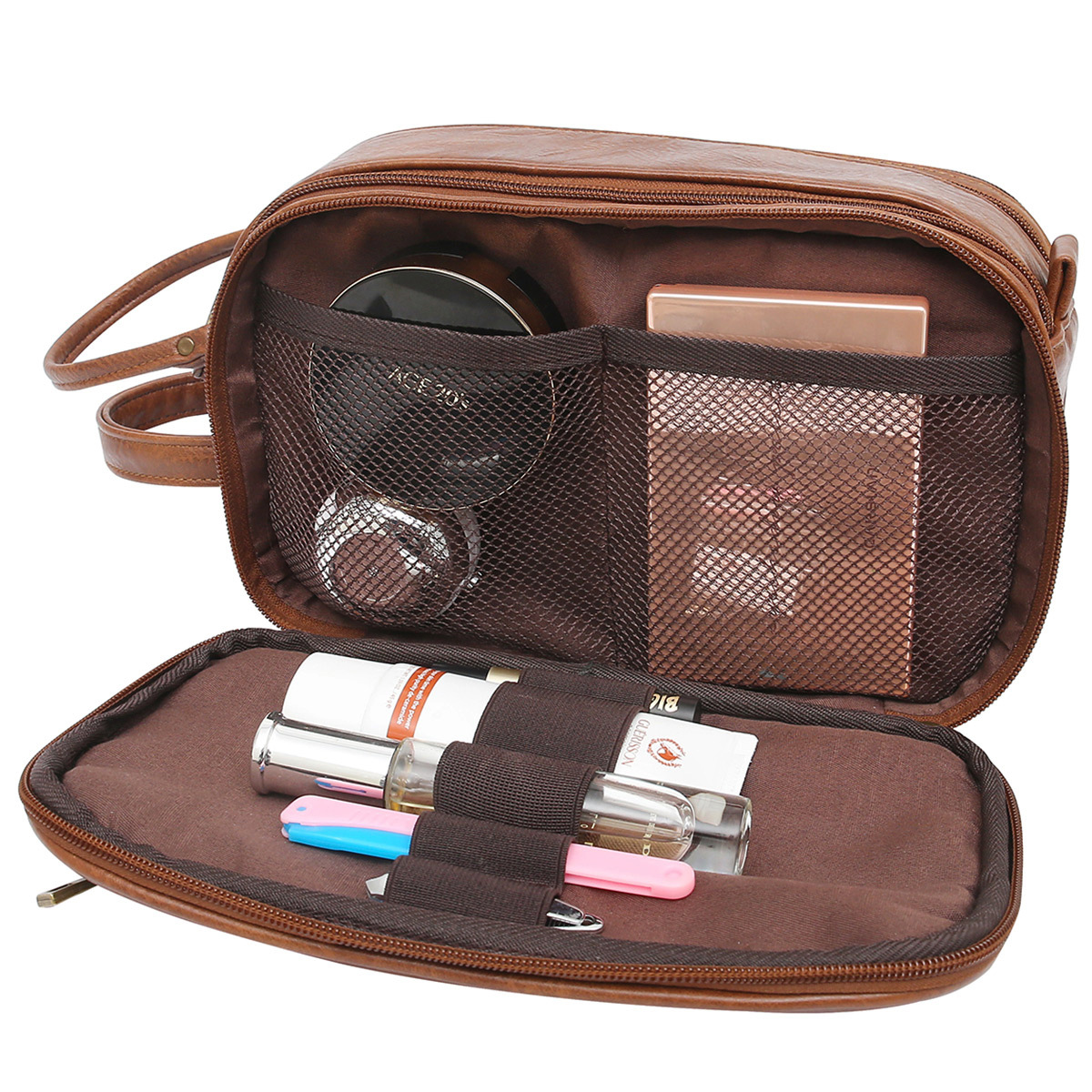 Eine braune Leder-Kulturbeutel ist offen und zeigt Make-up und Toilettenartikel.