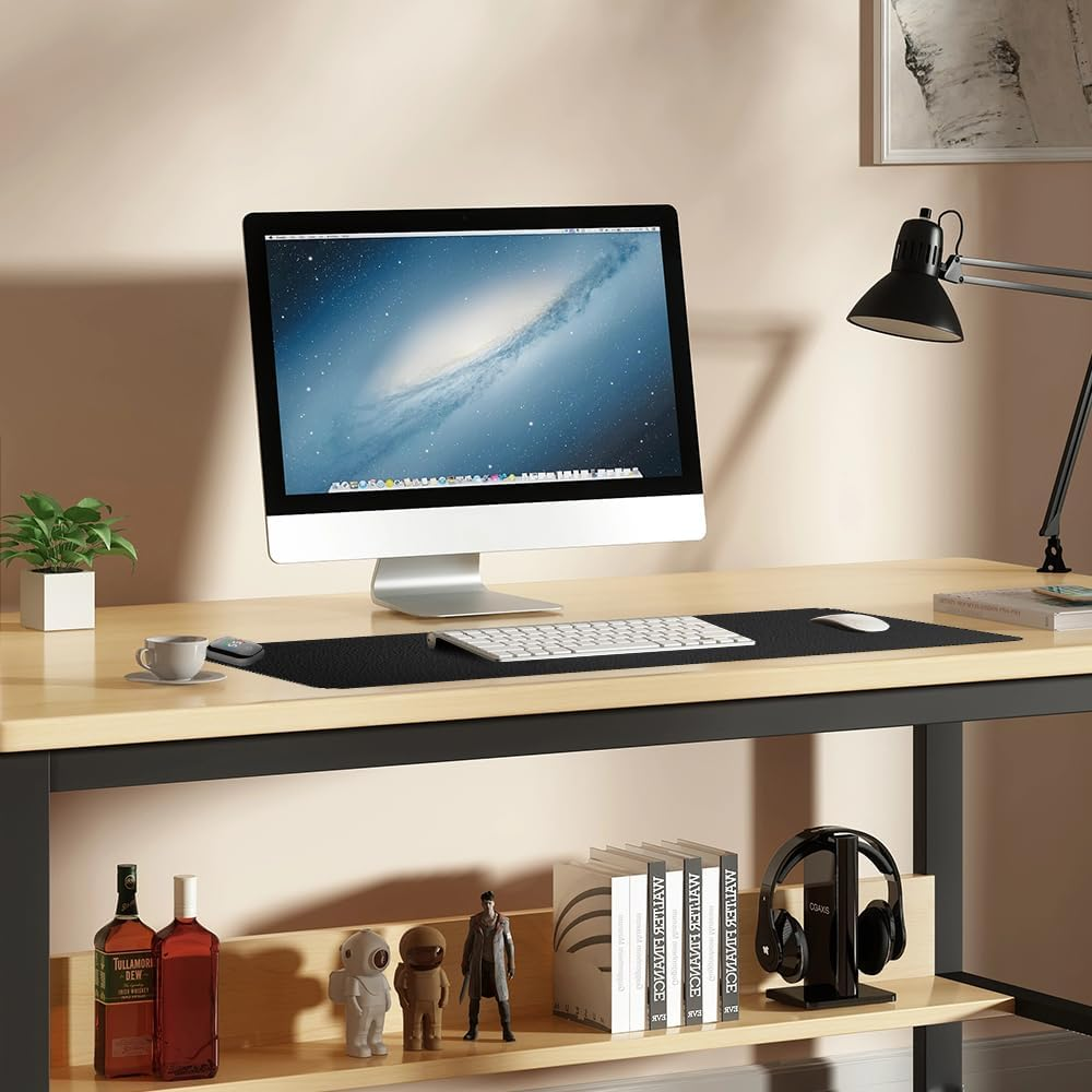 Ein Schreibtisch mit Computer, Tastatur, Maus, Lampe, Pflanze und Kaffeetasse. Darunter Bücher, Figuren, Flaschen und Kopfhörer.