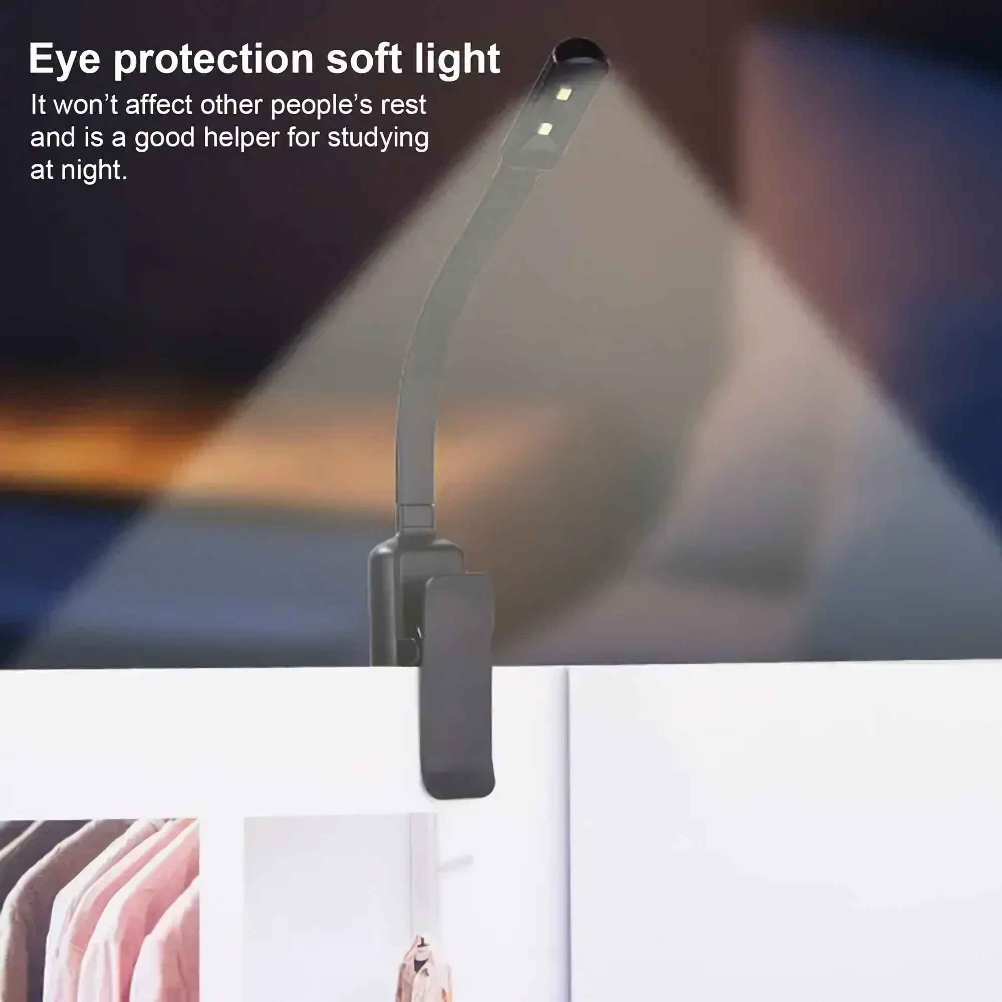 Ein Clip-On Buchlicht mit zwei LEDs leuchtet nach unten auf ein Buch.