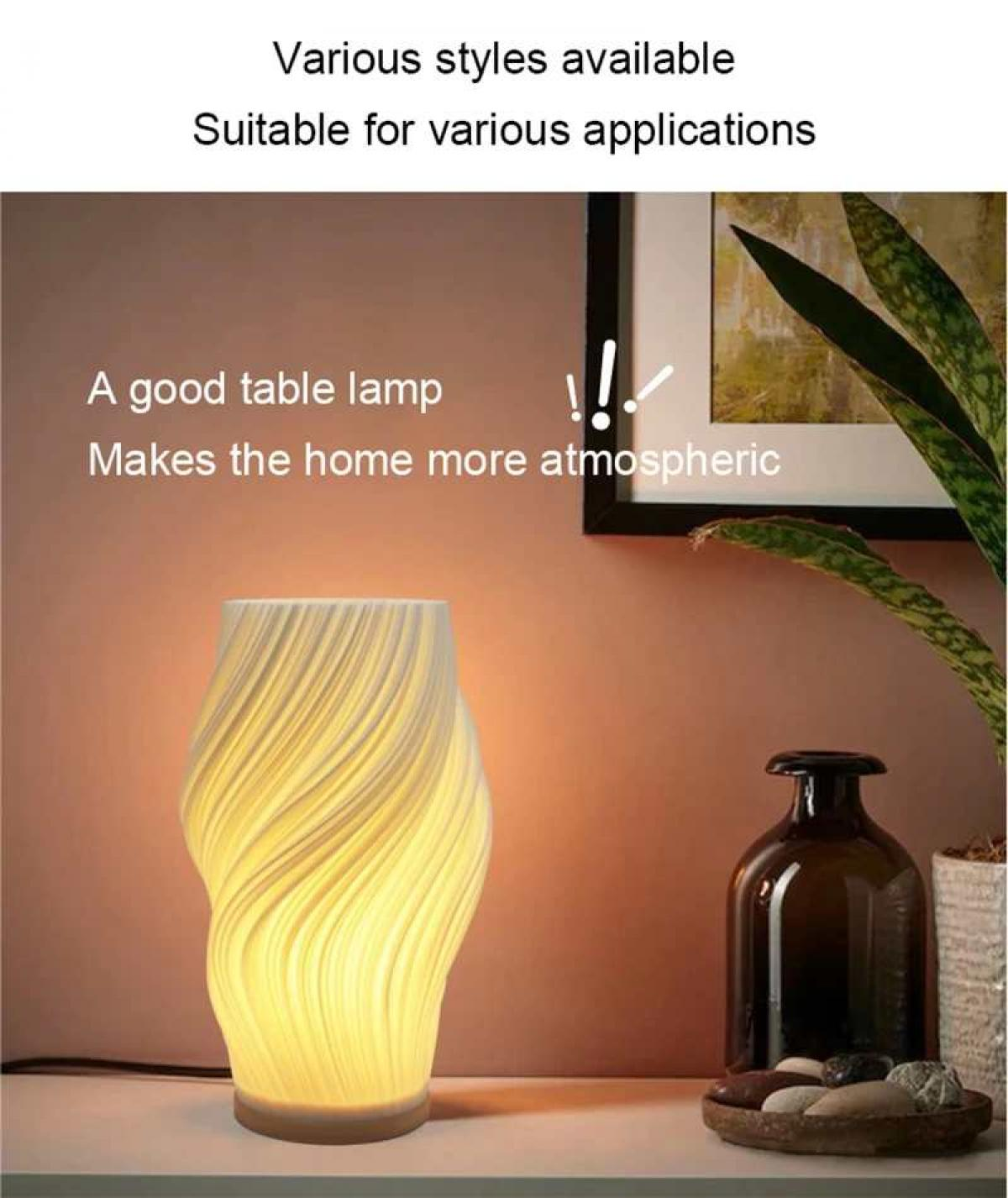 Eine leuchtende weiße Tischlampe mit Spiralmuster steht neben einer braunen Flasche auf einem Regal.