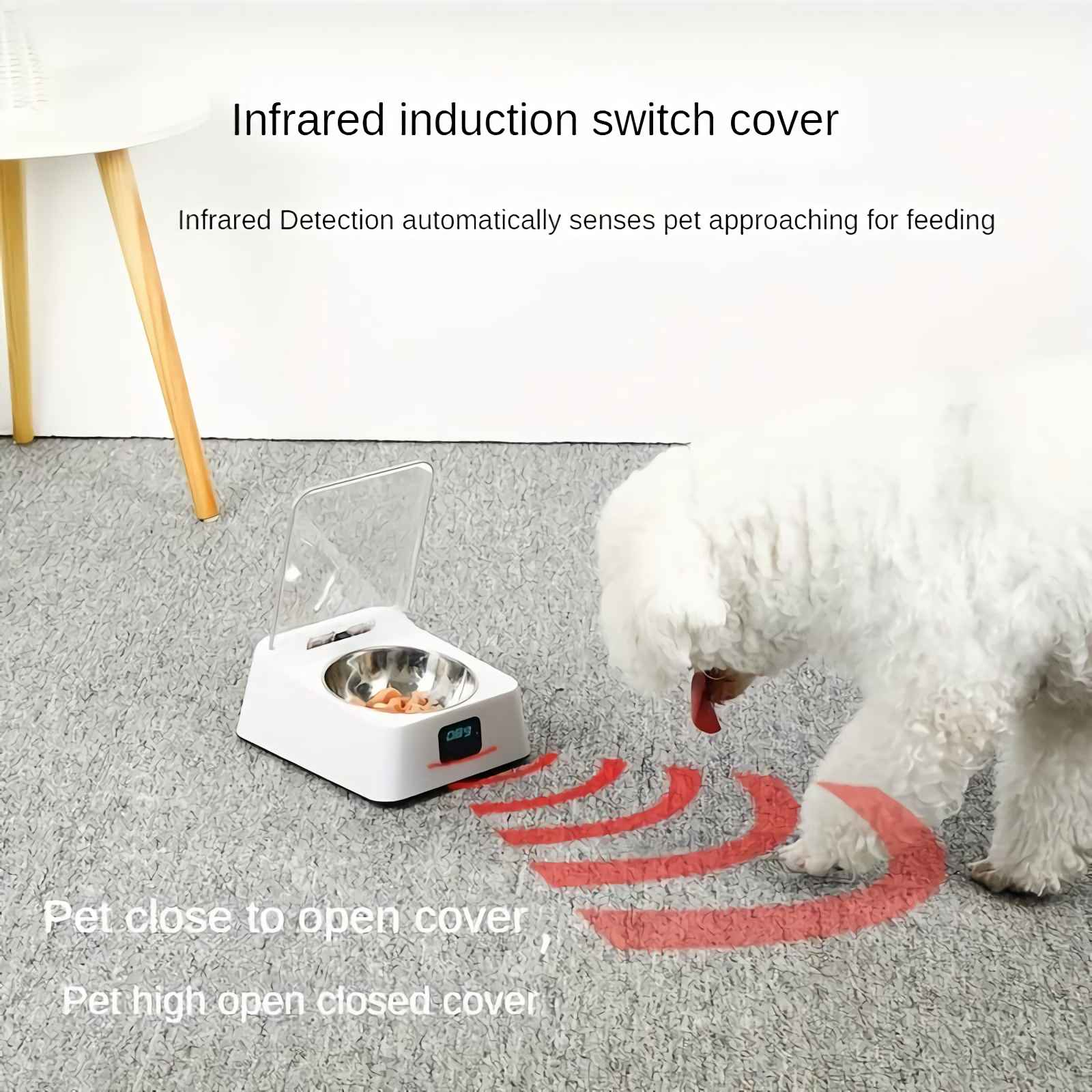 Weißer Hund nähert sich einem intelligenten Futternapf mit Futter. Rote Wellen zeigen Sensoraktivierung.