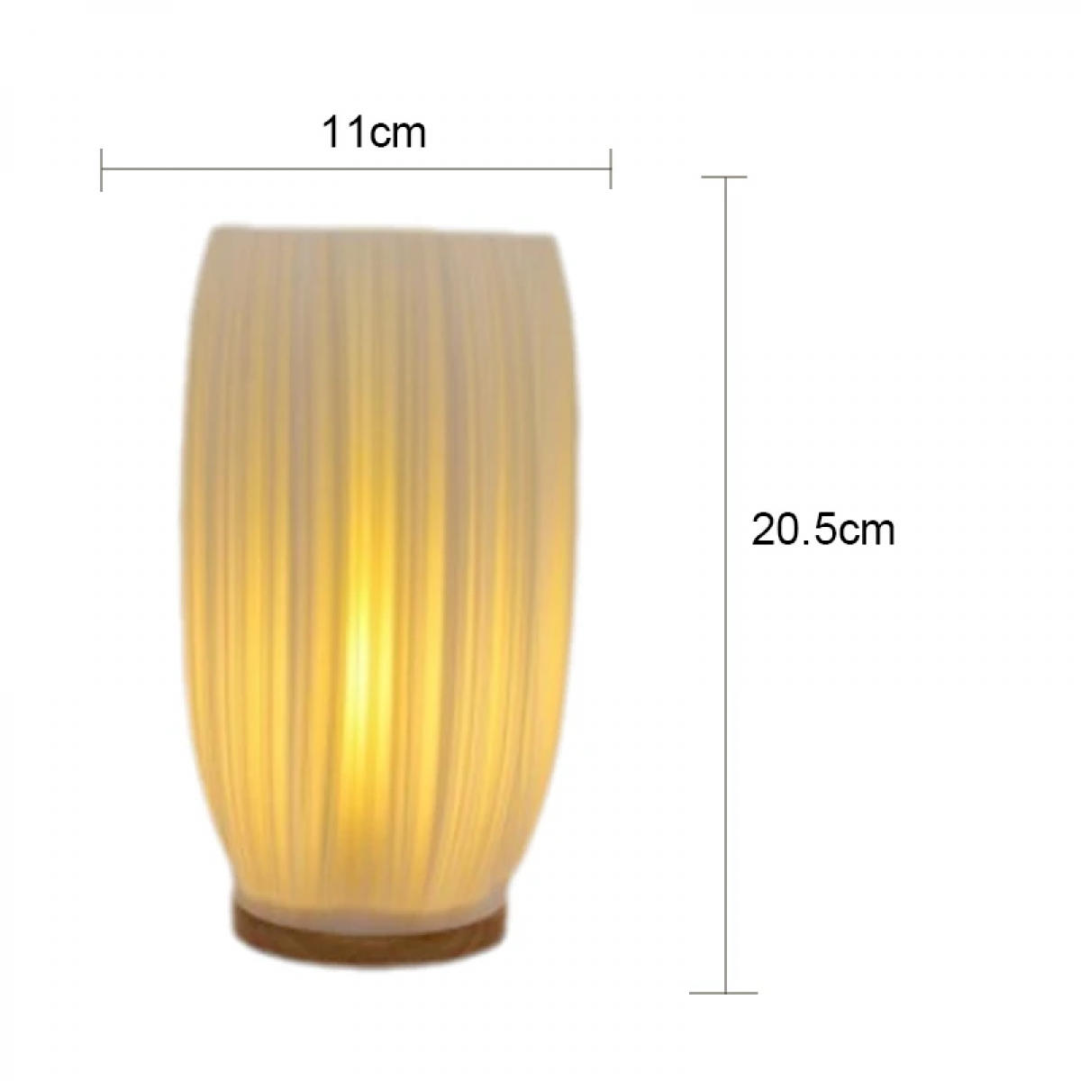 Eine weiße gerippte Lampe mit gelbem Licht, 11cm breit und 20,5cm hoch.