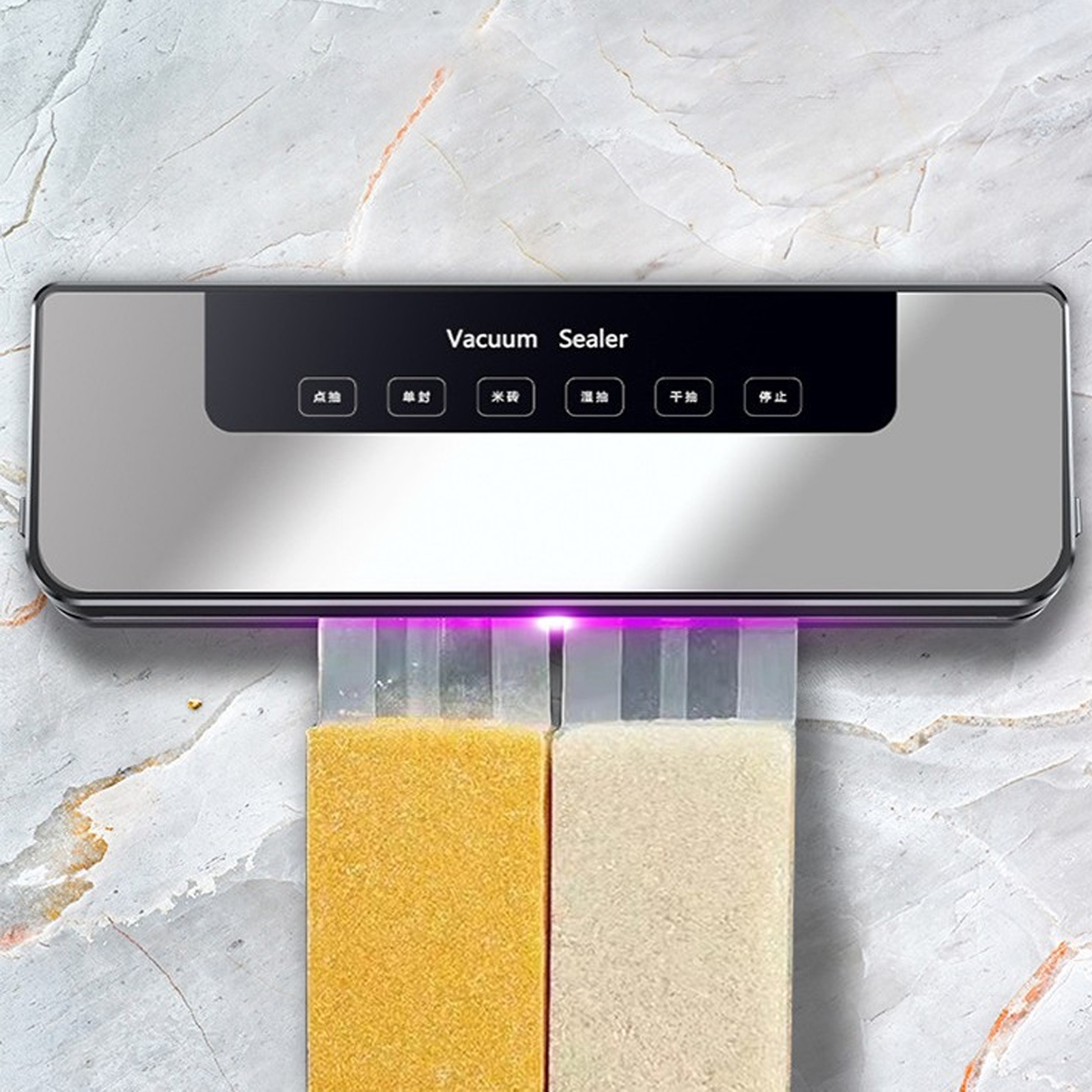 Vakuumierer mit zwei Tüten körnigem Essen, eine gelb, eine beige, auf Marmoroberfläche.