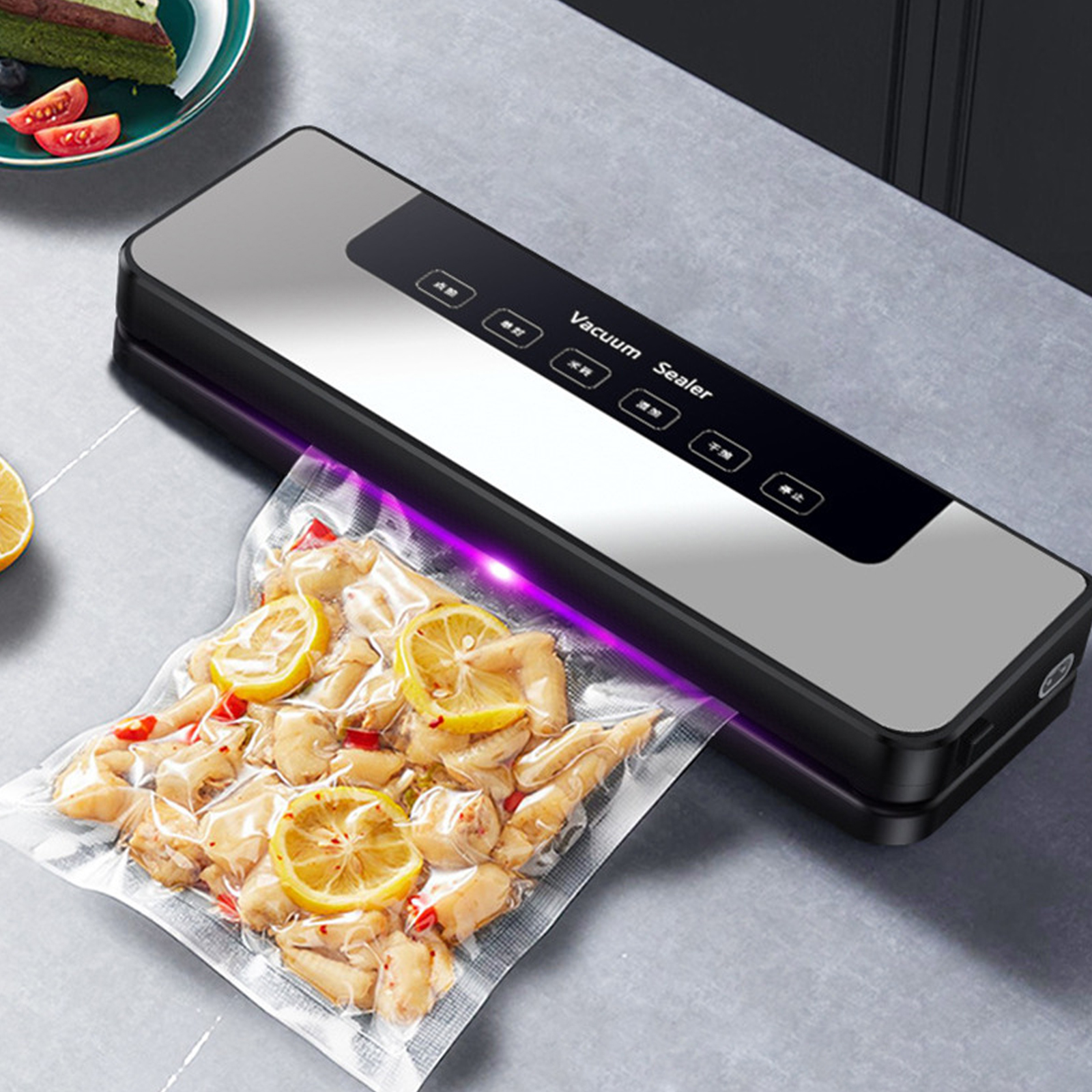 Ein schwarzer Vakuumierer mit Knöpfen und Text 'Vacuum Sealer' versiegelt eine Tüte Lebensmittel mit Zitronenscheiben.