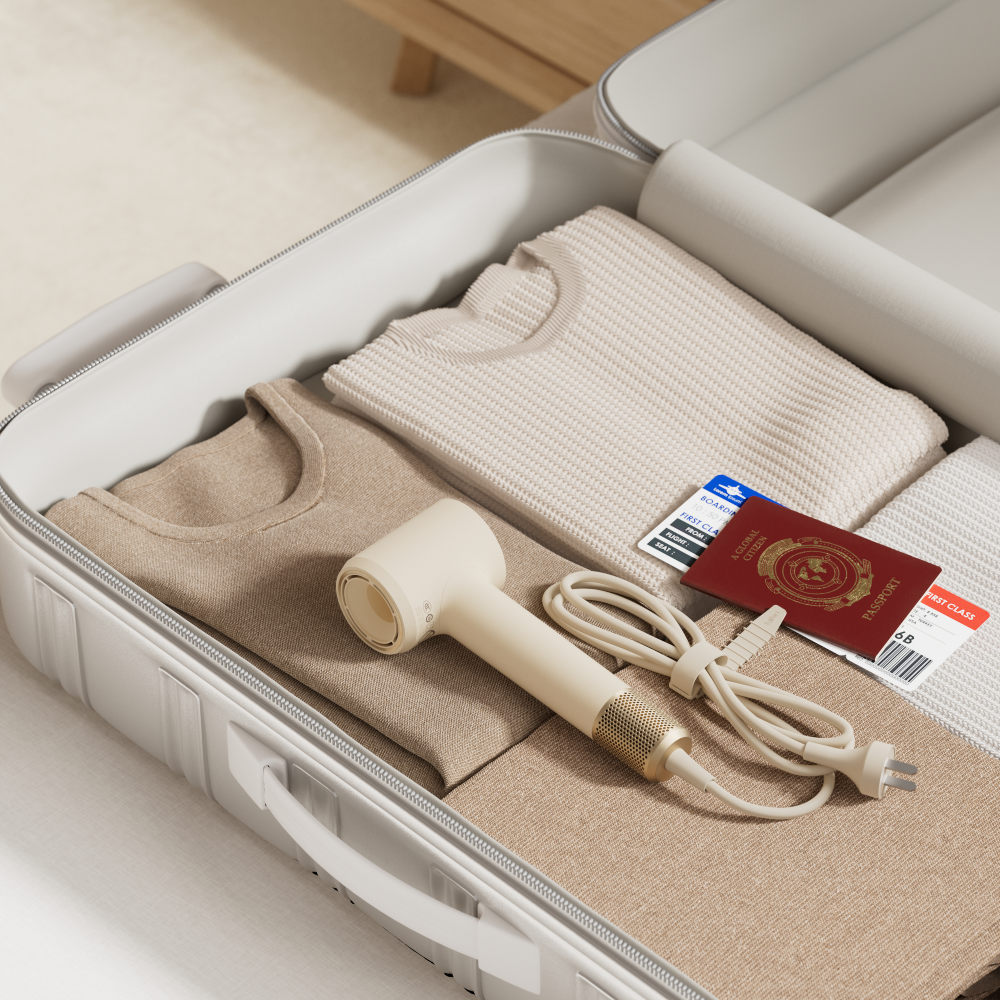 Preparazione di una valigia con vestiti, passaporto, carta d'imbarco e asciugacapelli beige.