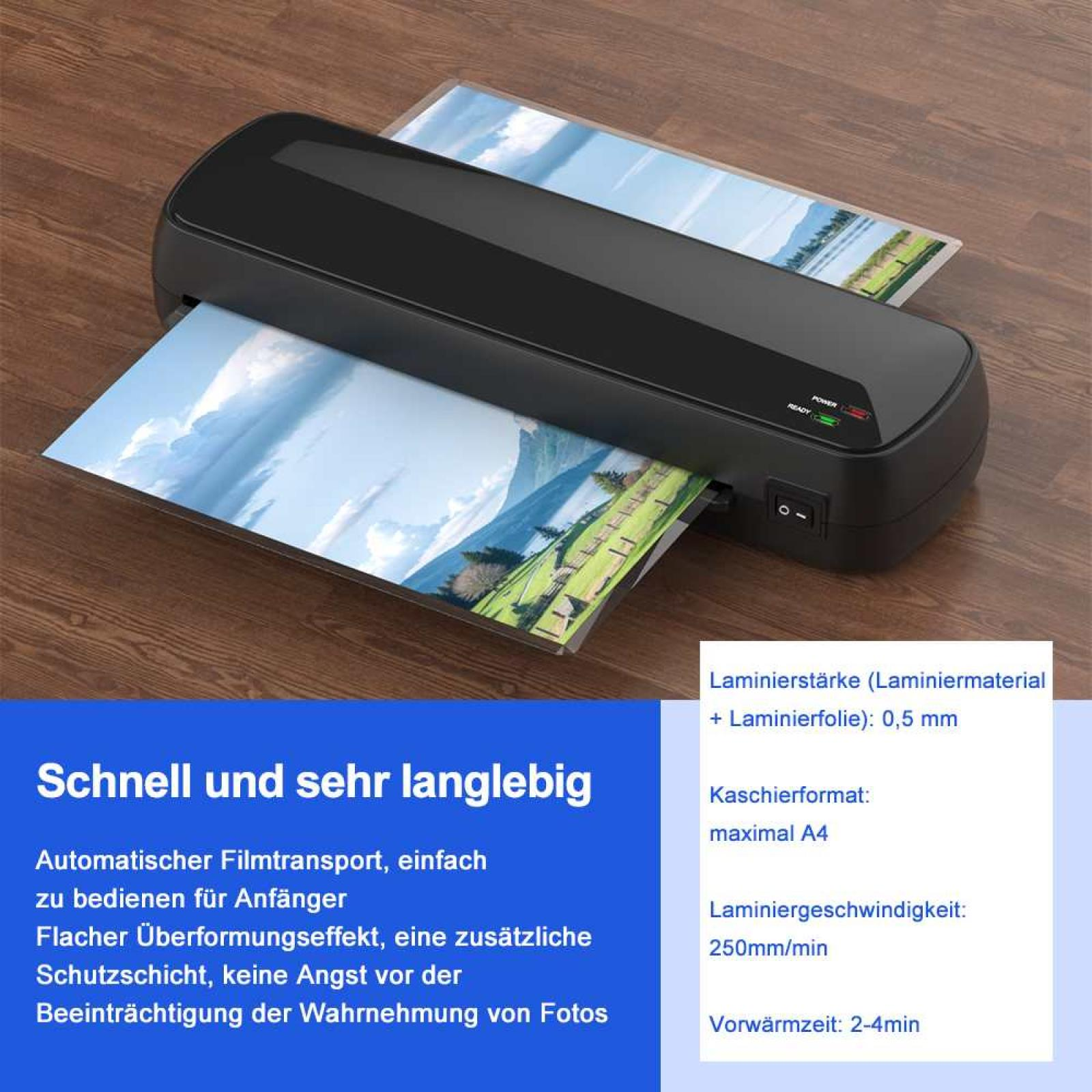 Ein schwarzer Laminator steht auf einer Holzoberfläche und verarbeitet ein Landschaftsfoto. Strom- und Bereitschaftsanzeigen leuchten.