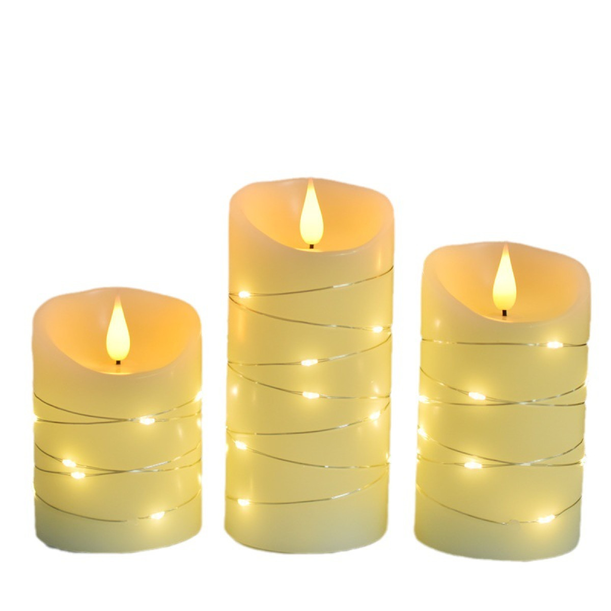 Trzy kremowe świece LED z realistycznym płomieniem, owinięte lampkami.