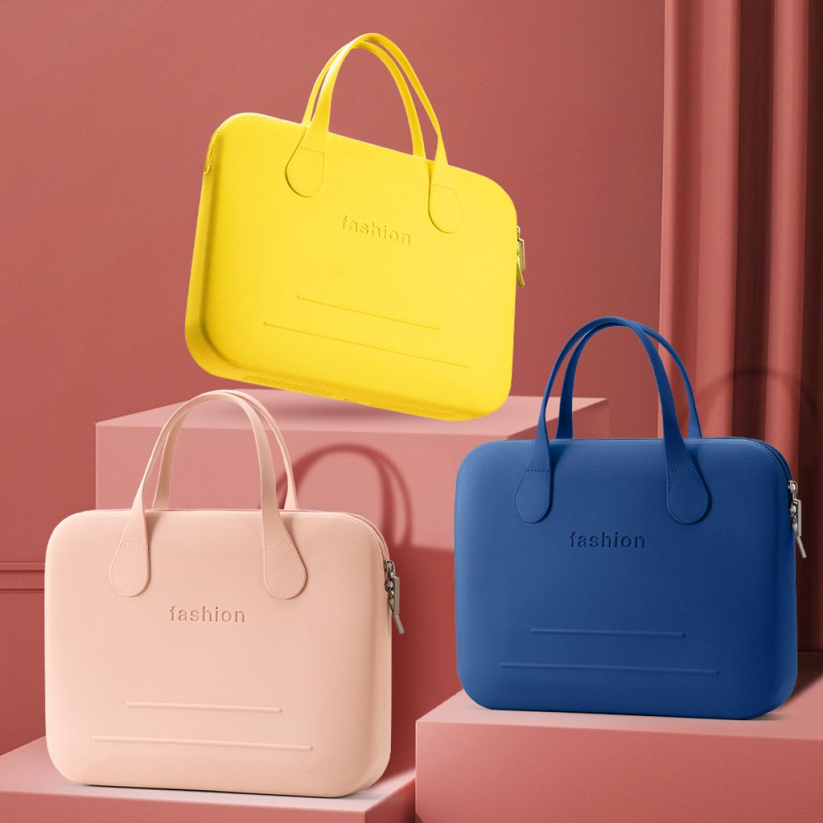 Drei Taschen in Gelb, Rosa und Blau, auf bunten Podesten.