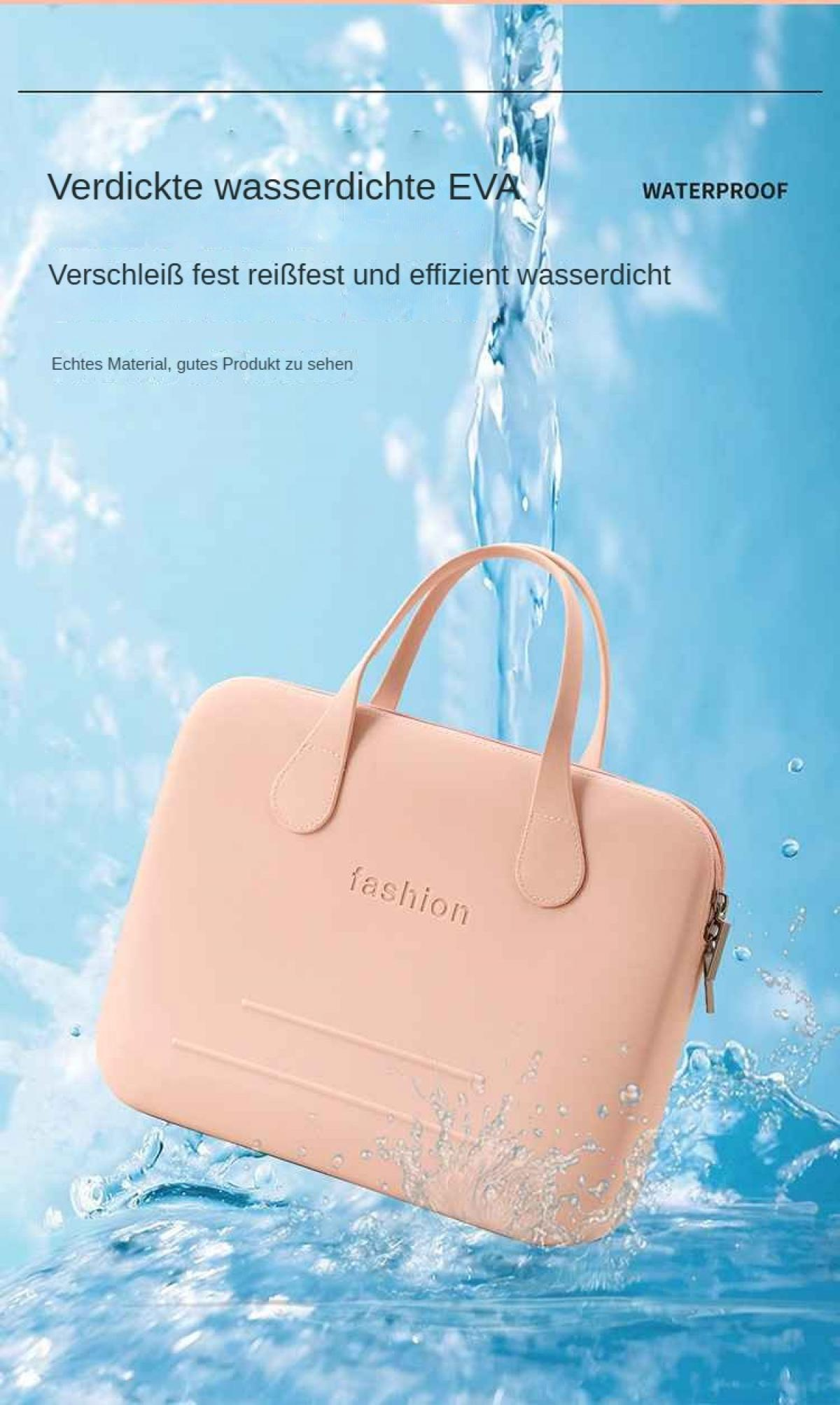 Eine rosafarbene Tasche mit der Aufschrift 'fashion' wird von Wasser bespritzt.