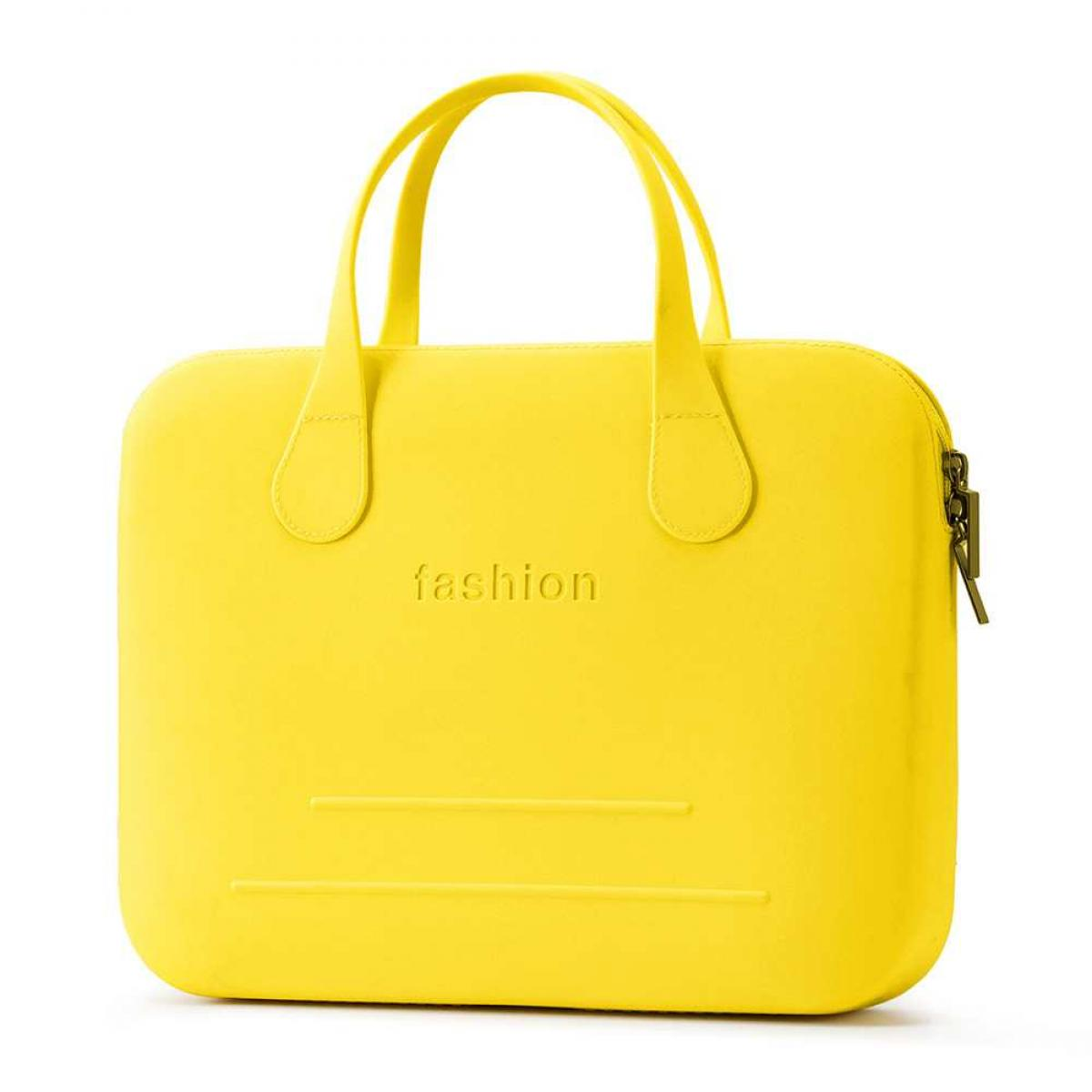 Eine leuchtend gelbe Tasche mit dem eingeprägten Wort „fashion“. Sie hat zwei Henkel und einen Reißverschluss.