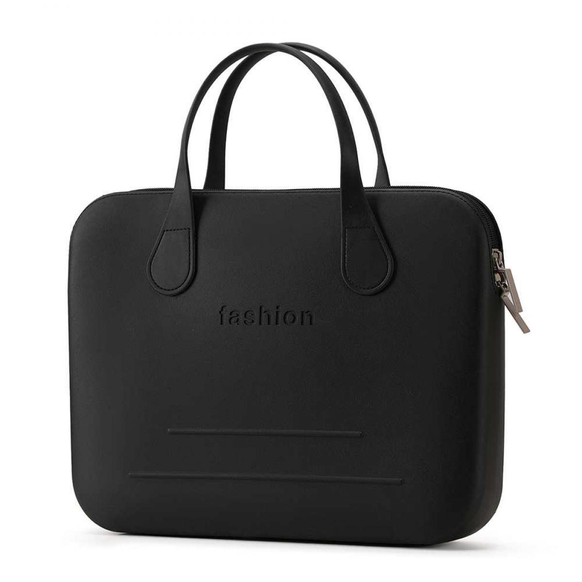 Eine schwarze Tragetasche mit Henkeln und Reißverschluss. Das Wort 'fashion' ist vorne eingeprägt.