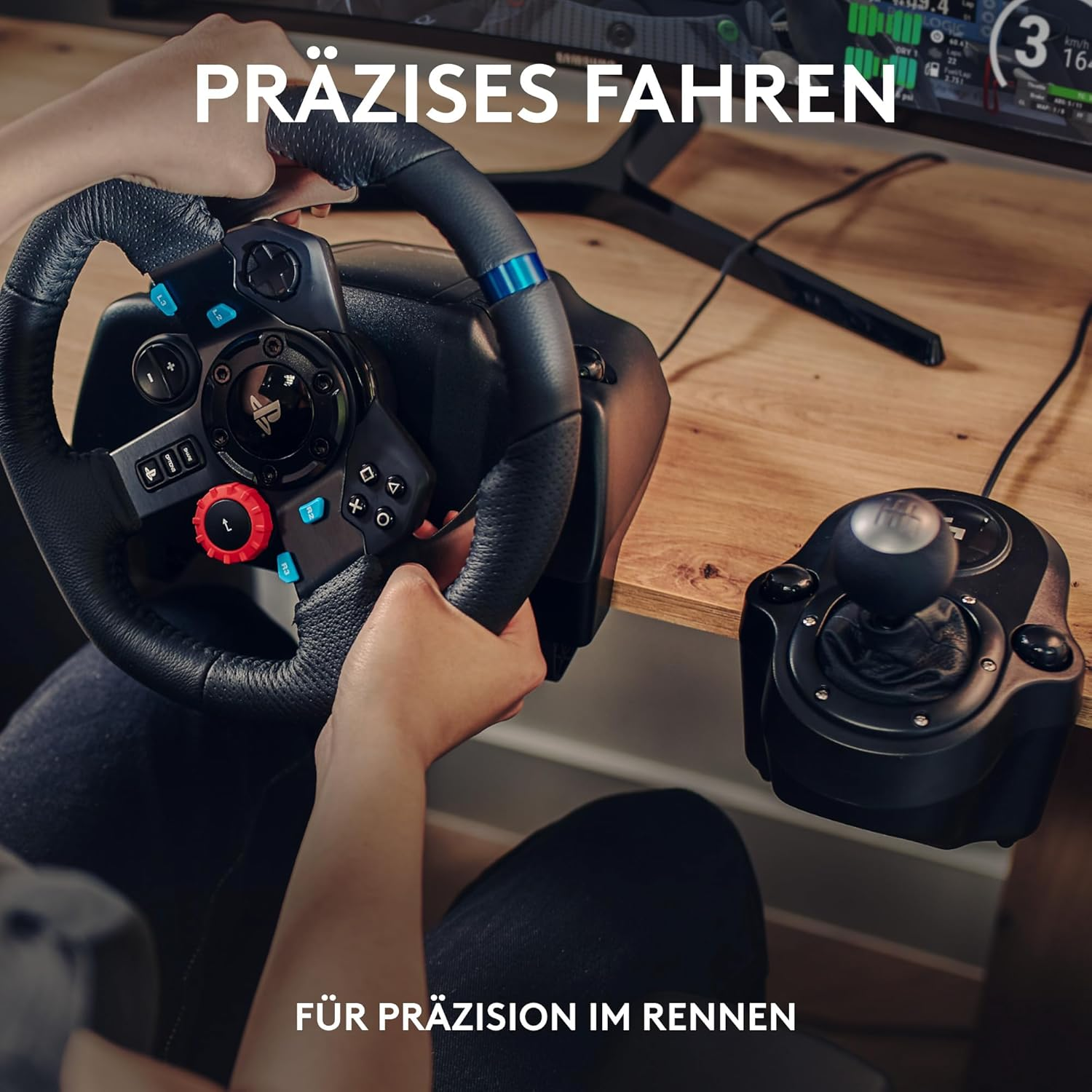 Hände an einem Lenkrad und Schalthebel, mit einem Monitor, der Spieldaten anzeigt.