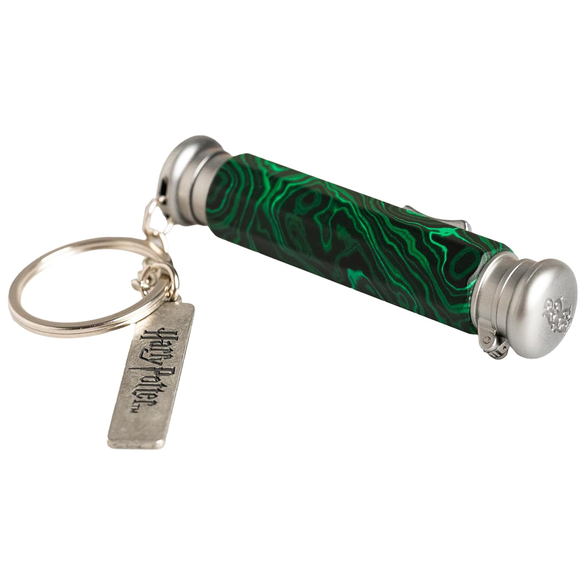 Un portachiavi con una bacchetta verde fantasia e un ciondolo di Harry Potter.