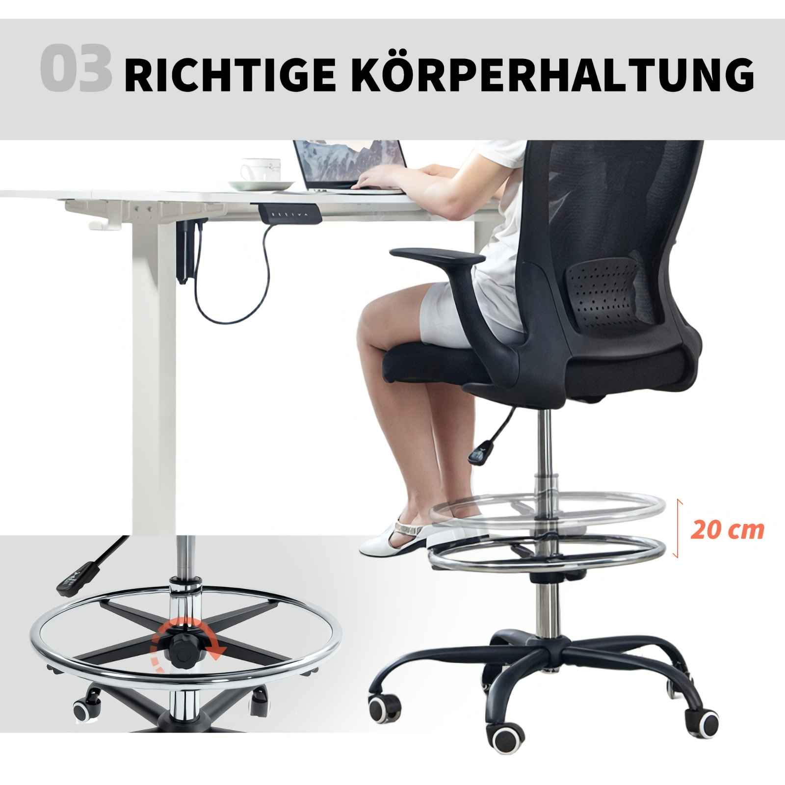 Person sitzt an einem höhenverstellbaren Schreibtisch auf einem Bürostuhl mit Fußstütze.