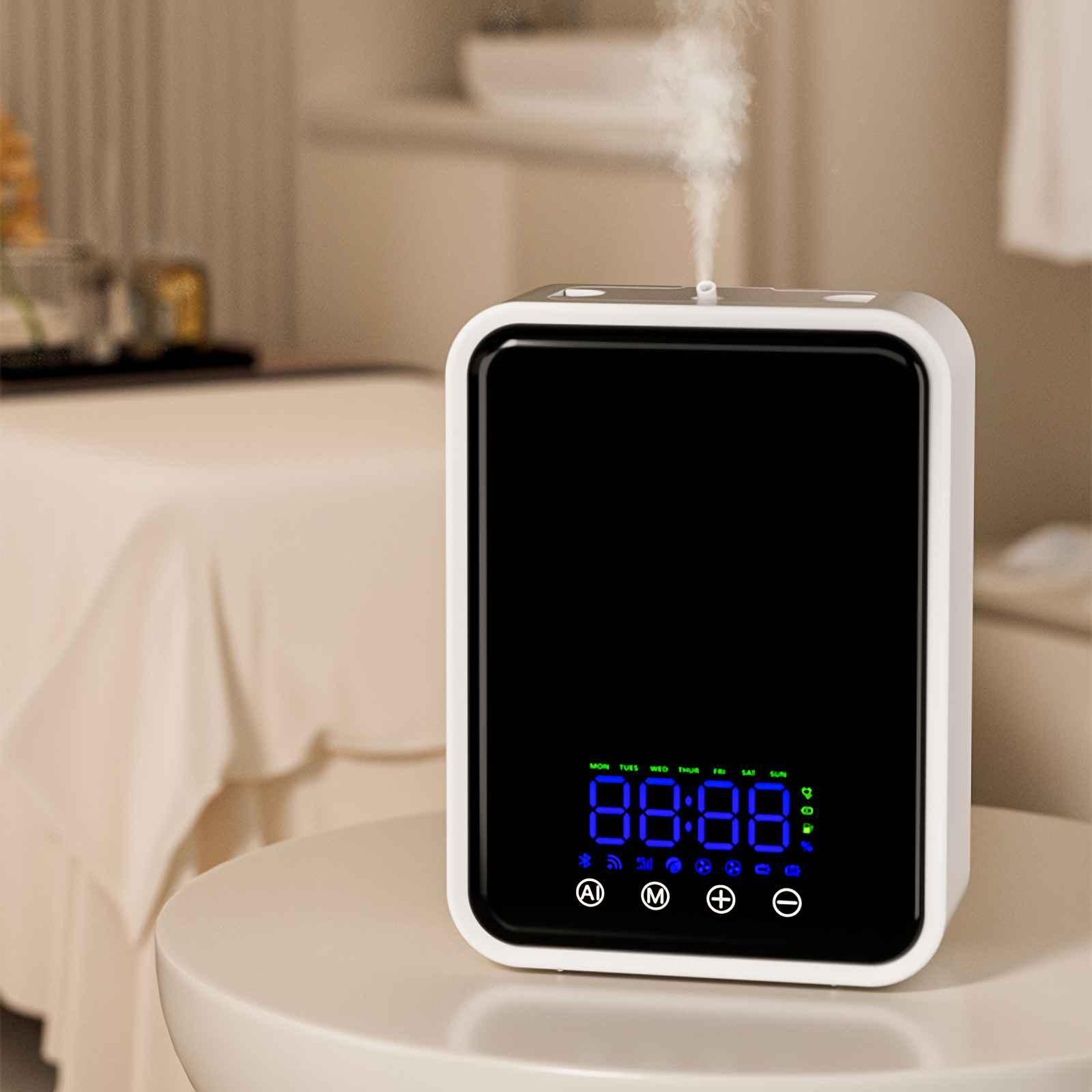 Ein weißer Luftbefeuchter mit digitaler Uhr gibt Dampf ab.