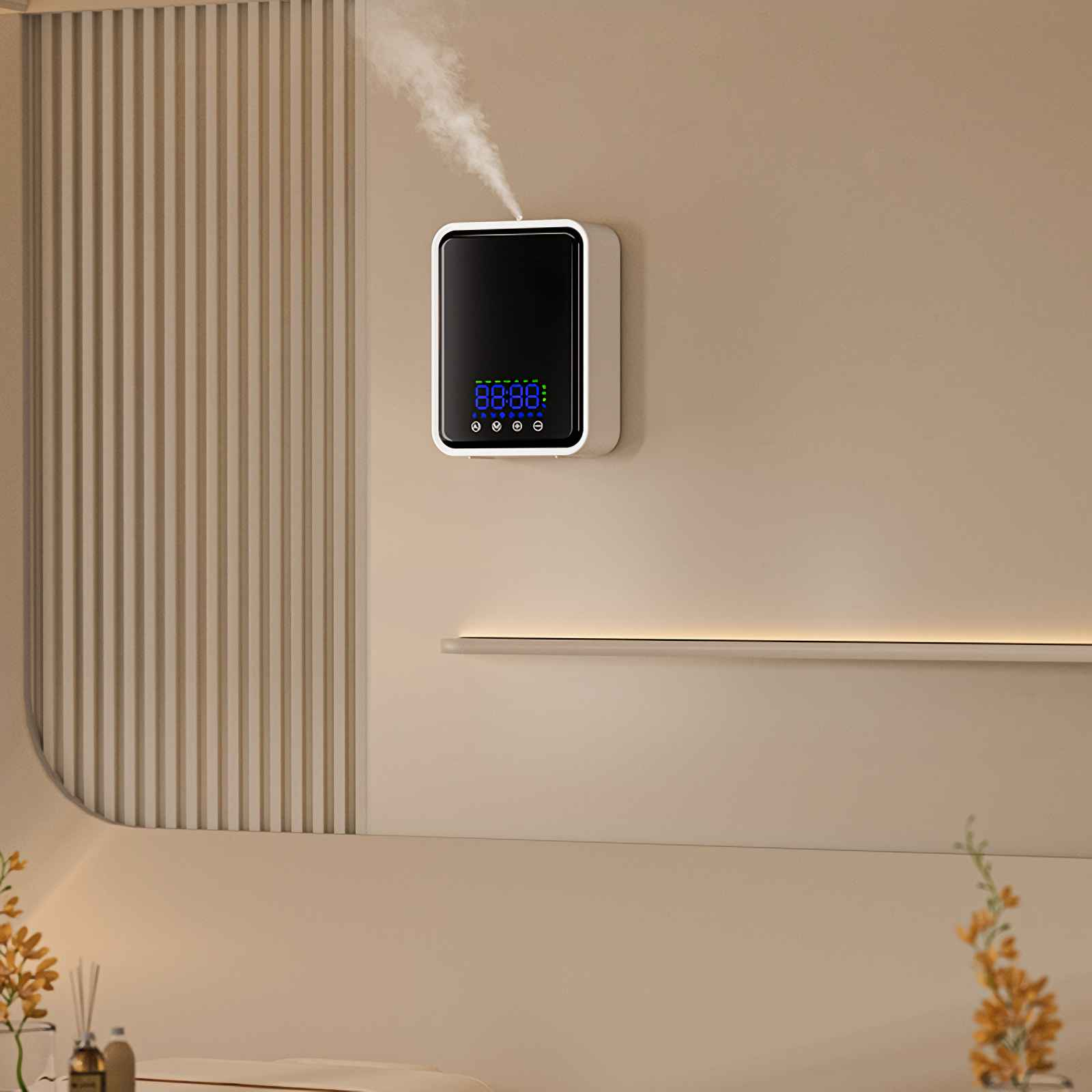 Ein weißer Diffusor an der Wand gibt feinen Nebel ab und zeigt blaue Digitalzahlen an.