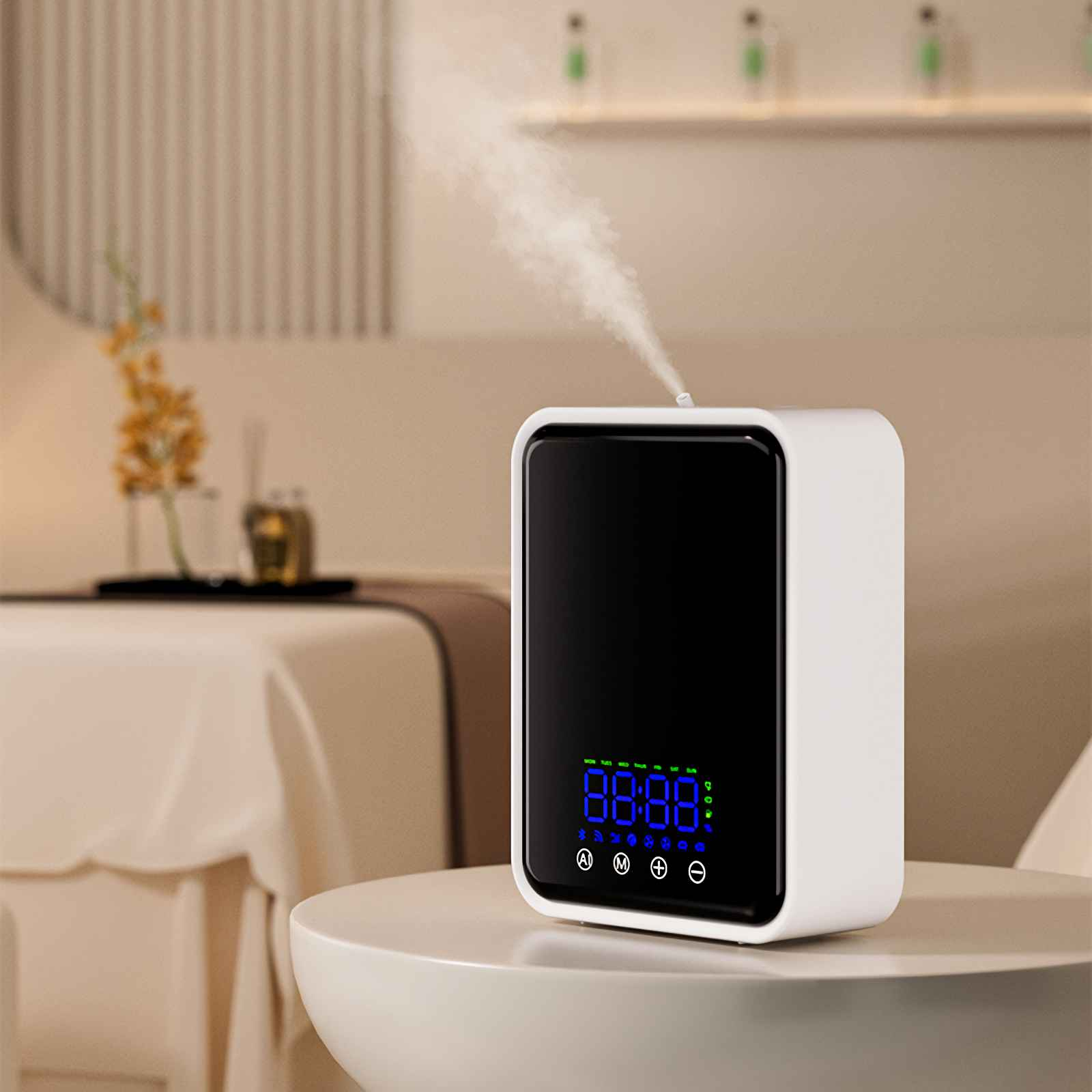Ein weißer Diffusor mit blauem Digitaldisplay, der Nebel versprüht. Im Hintergrund ein Tisch mit Decke.
