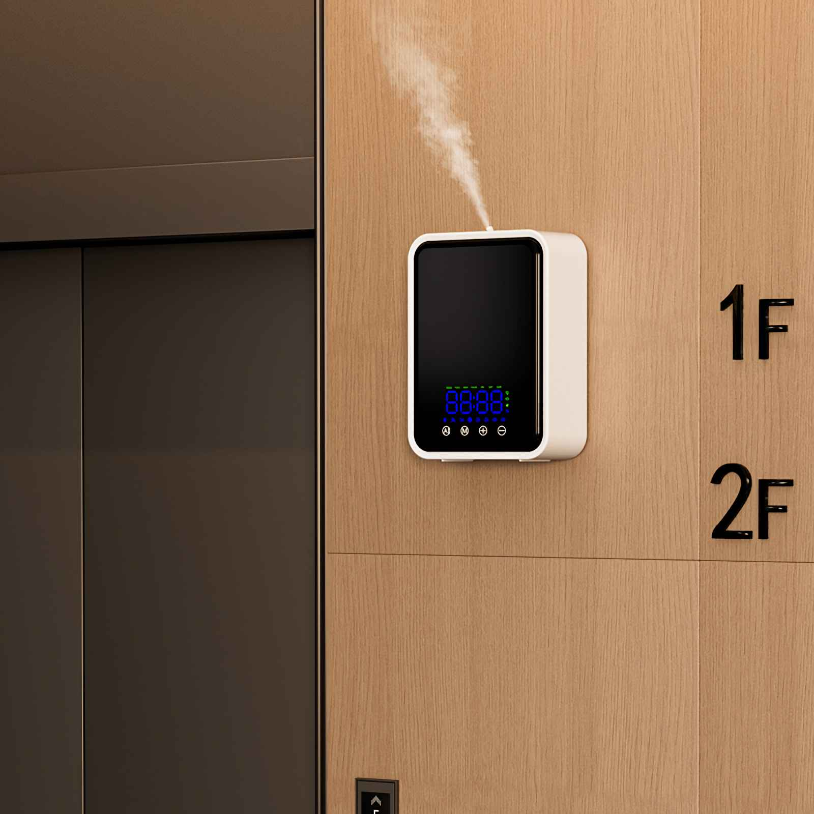 Ein weißer Diffusor stößt Dampf an einer holzgetäfelten Wand neben einer Aufzugstür aus.