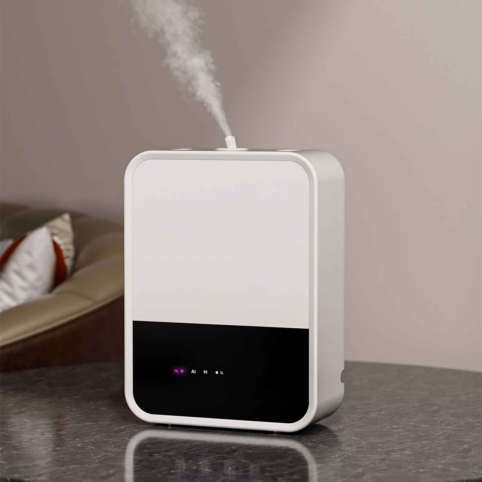Ein weißer Luftbefeuchter stößt Nebel aus. Er steht auf einem dunklen Tisch vor einem Sofa.