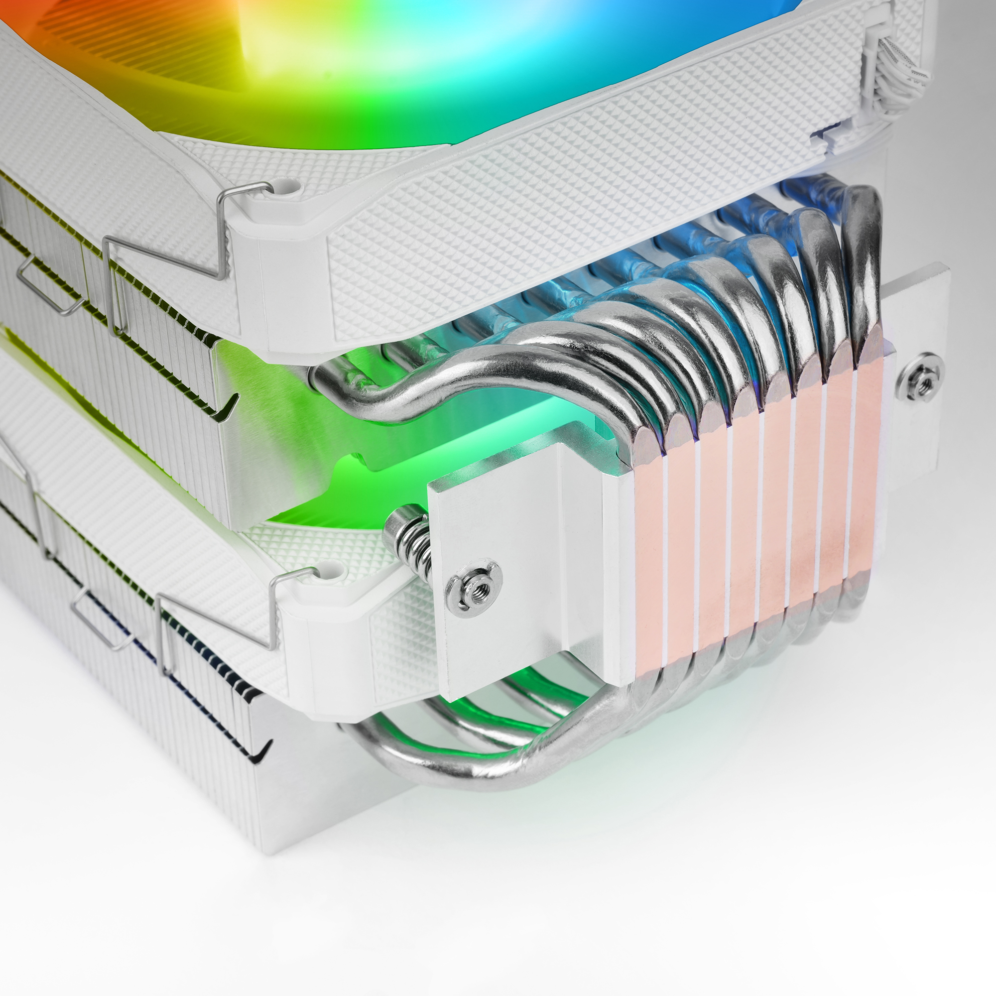 Un dissipatore CPU bianco con heatpipe in rame e illuminazione RGB.