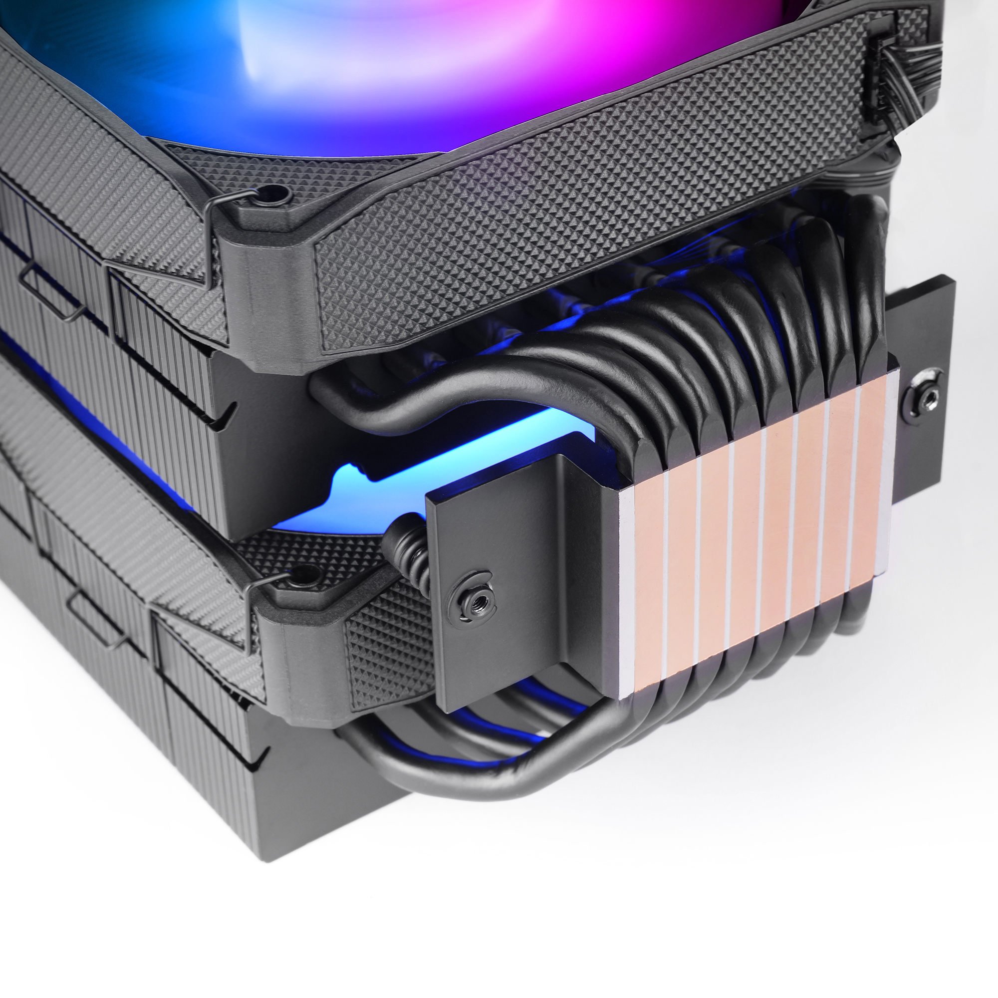 Un dissipatore CPU nero con LED blu e rosa e heatpipe in rame.