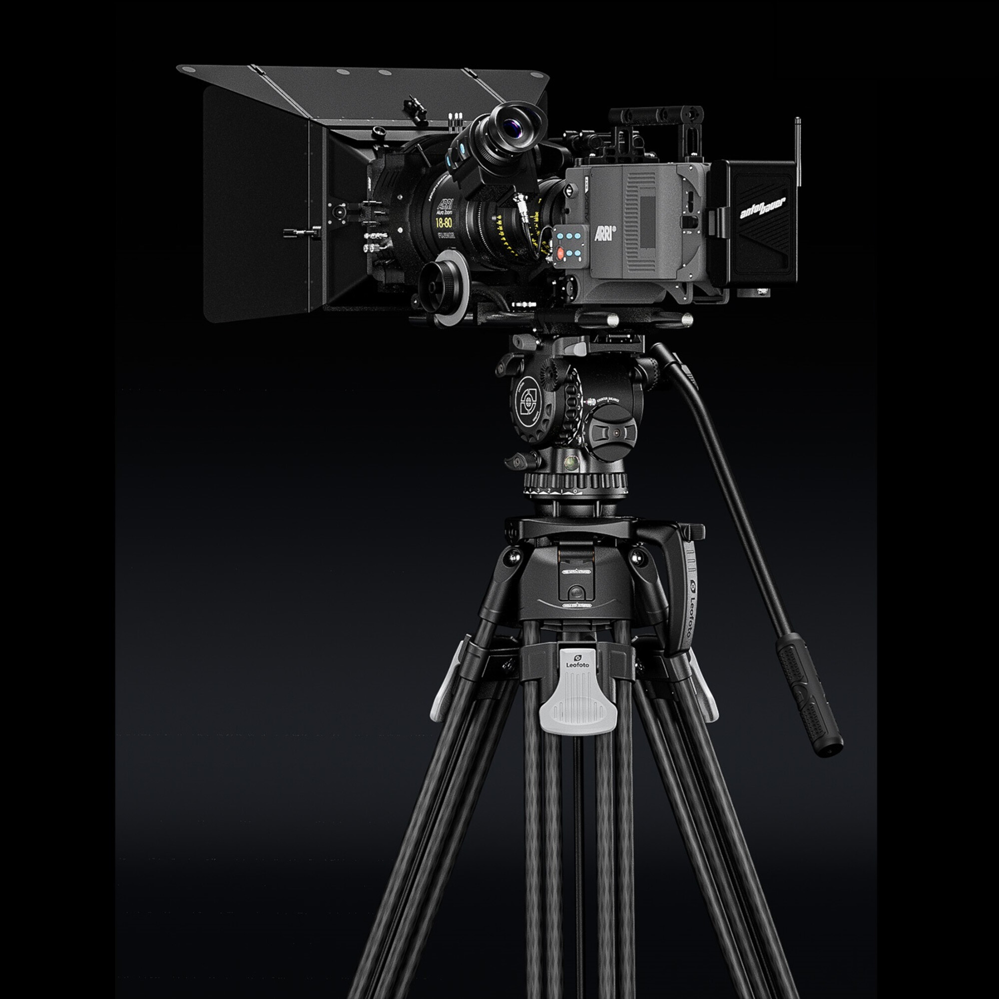 Eine professionelle Kinokamera mit Matte Box und Objektiv ist auf einem Stativ montiert.