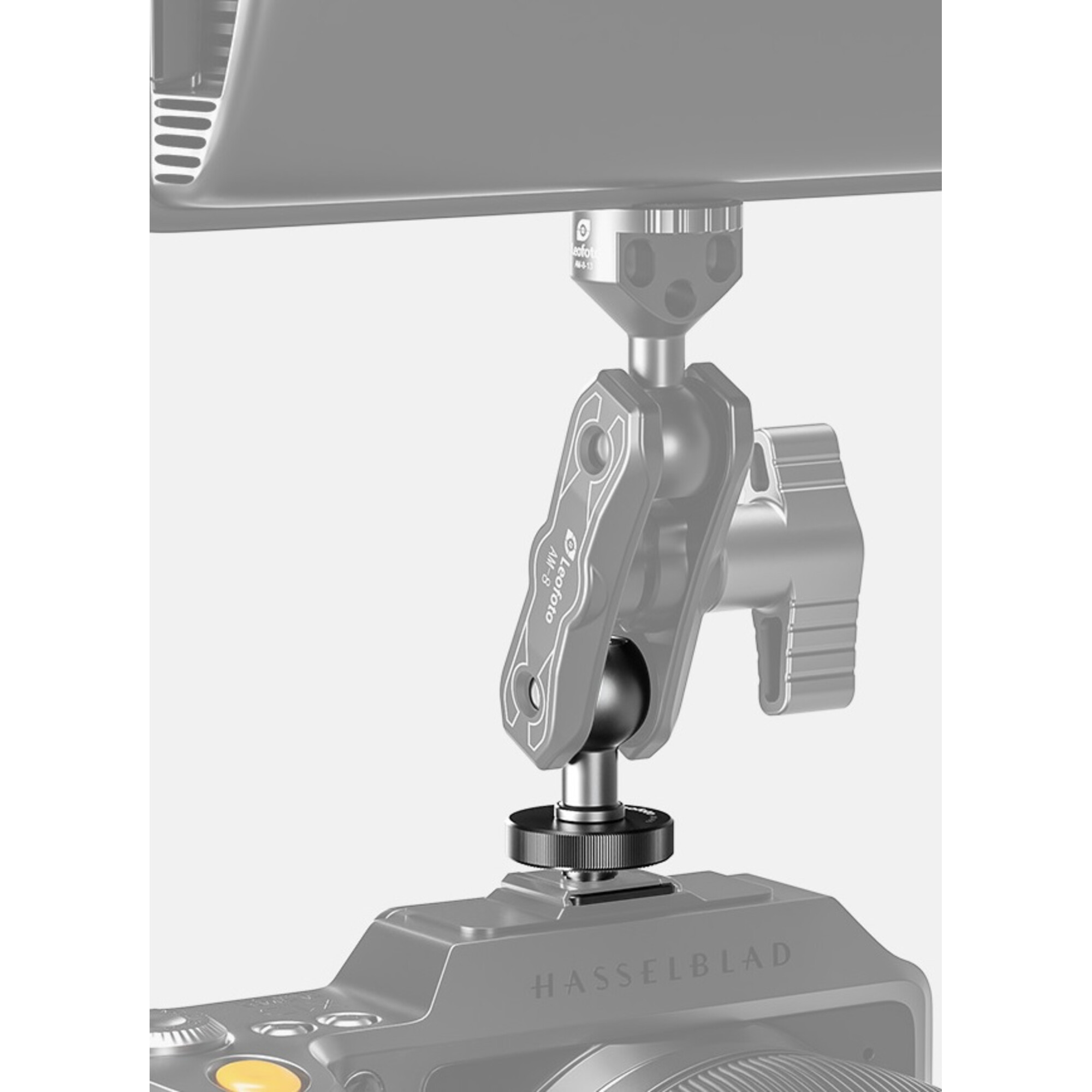 Ein Metallarm verbindet eine Kamera mit einem Blitzgerät über eine Kugelgelenkhalterung.
