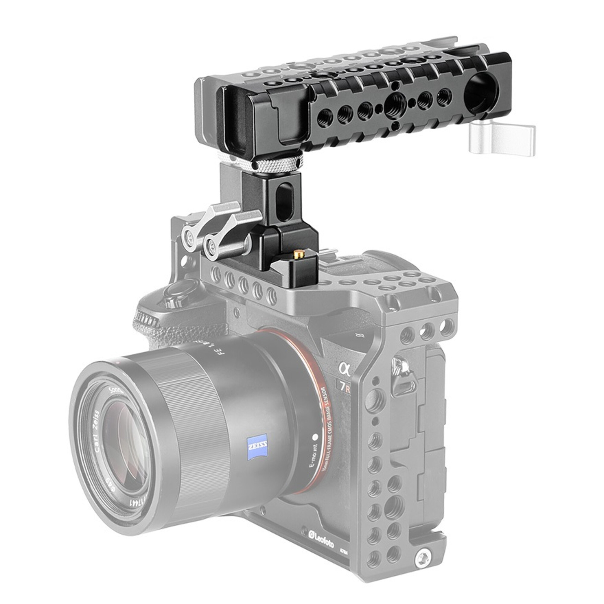 Ein schwarzer Kamerakäfig mit Griffaufsatz ist auf einer Sony Alpha 7R Kamera montiert.