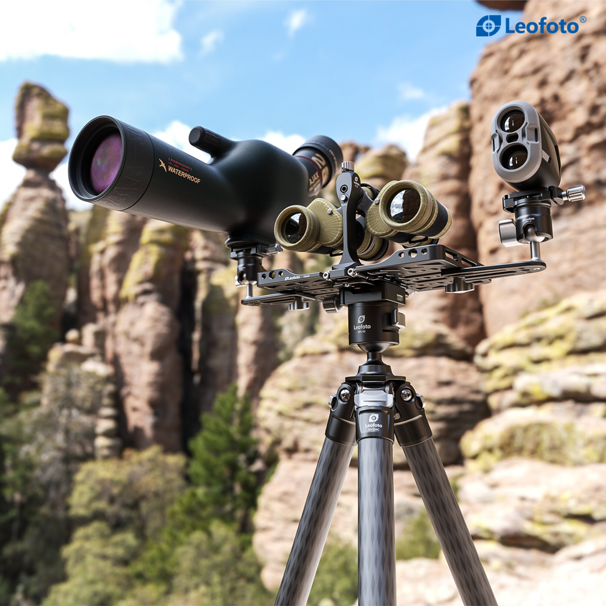 Ein Spektiv mit Fernglas und Entfernungsmesser auf einem Stativ vor Felsen.