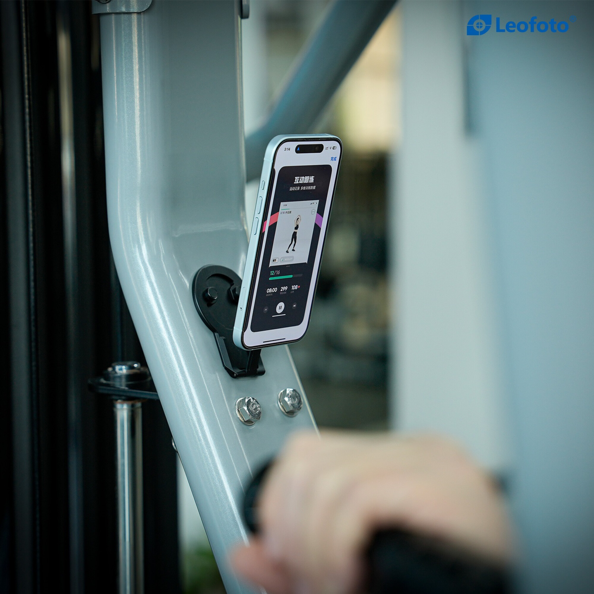 Ein Smartphone, das an einem Fitnessgerät befestigt ist und eine Trainings-App anzeigt.