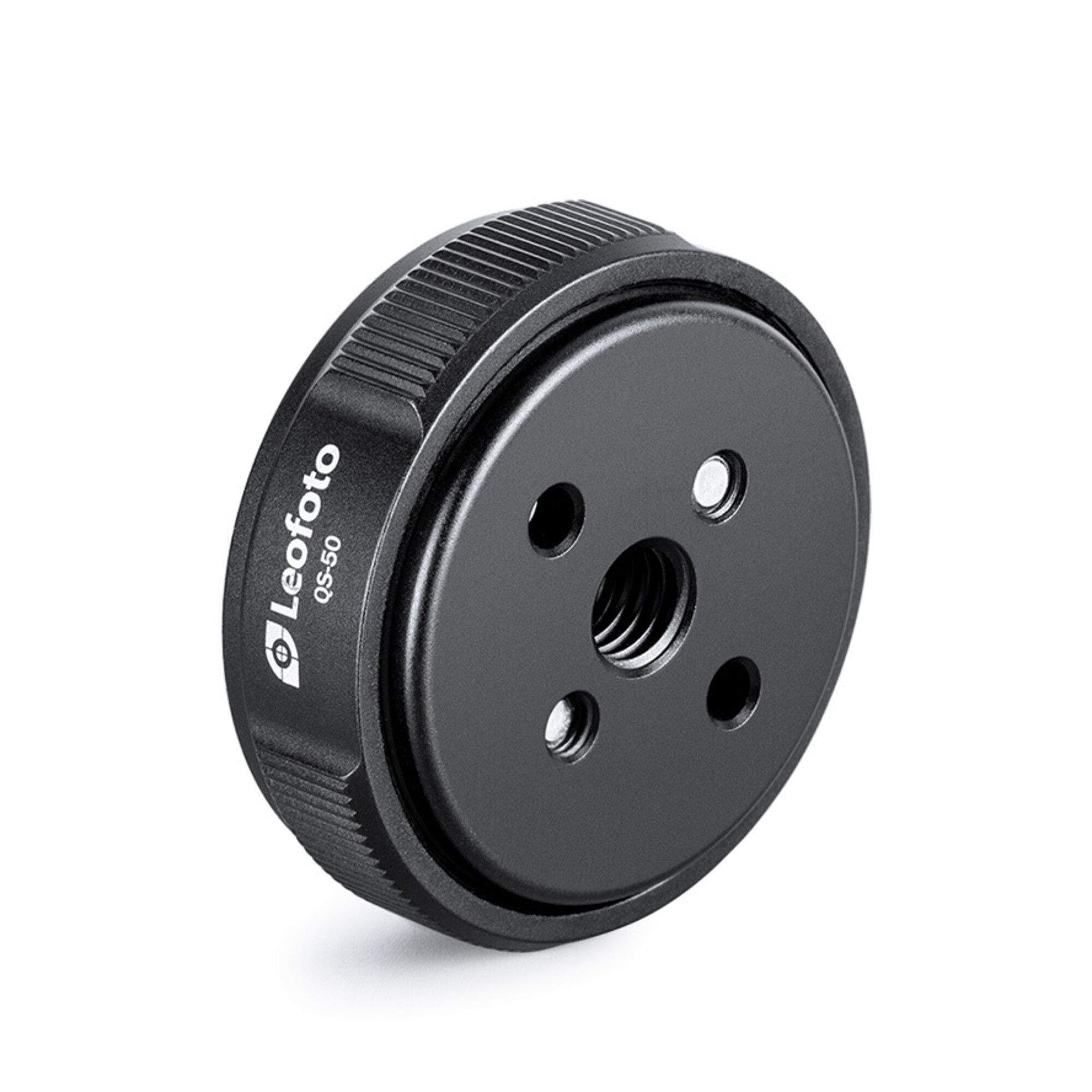 Eine schwarze Leofoto QS-50 Schnellwechselplatte für Kameras mit zentralem Gewindeloch und vier Befestigungslöchern.