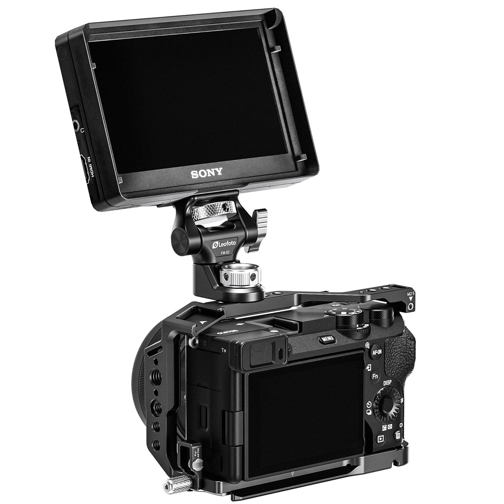 Sony-Kamera mit externem Monitor, befestigt über Leofoto-Halterung.