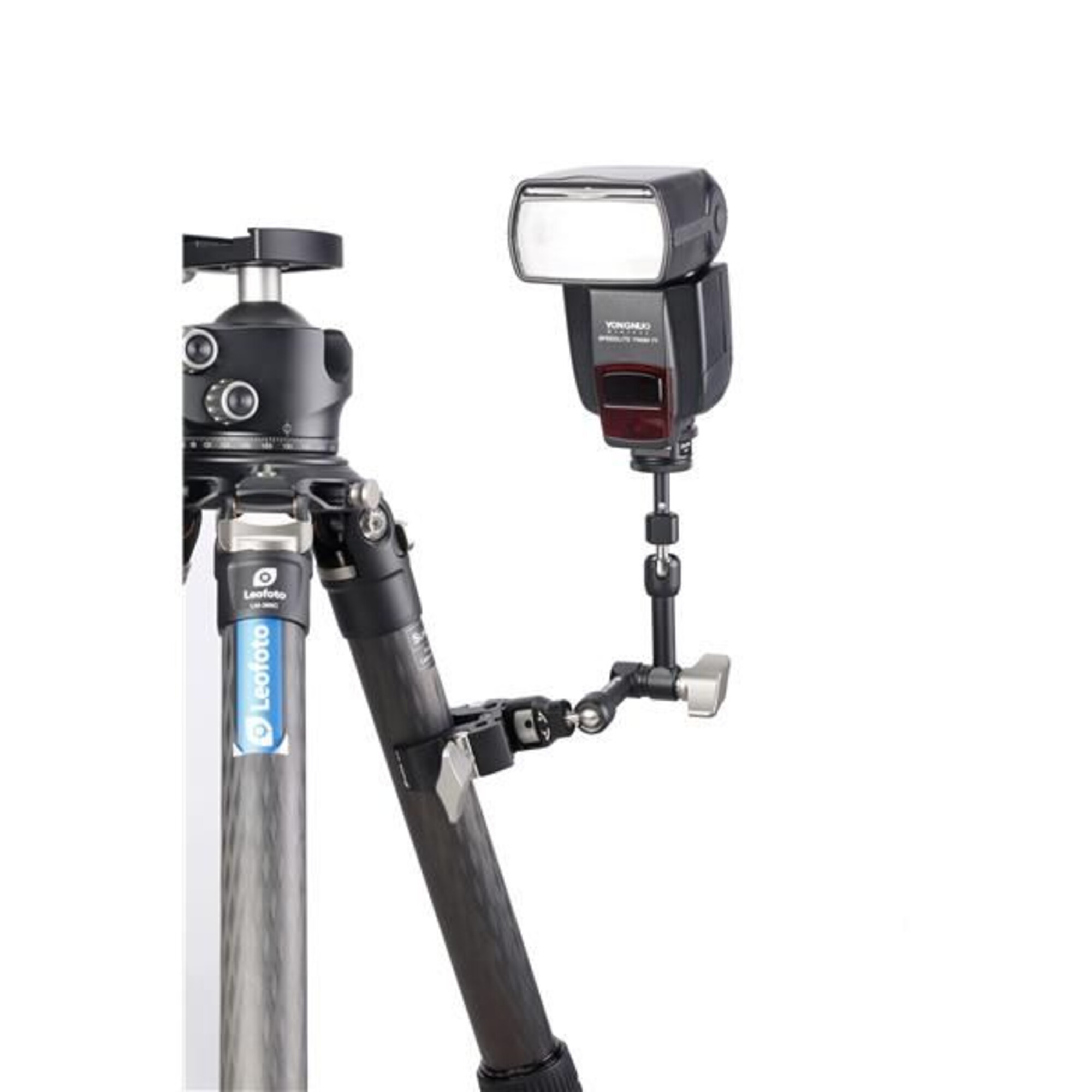 Ein schwarzer Yongnuo Speedlight-Blitz, montiert an einem Leofoto Stativarm.