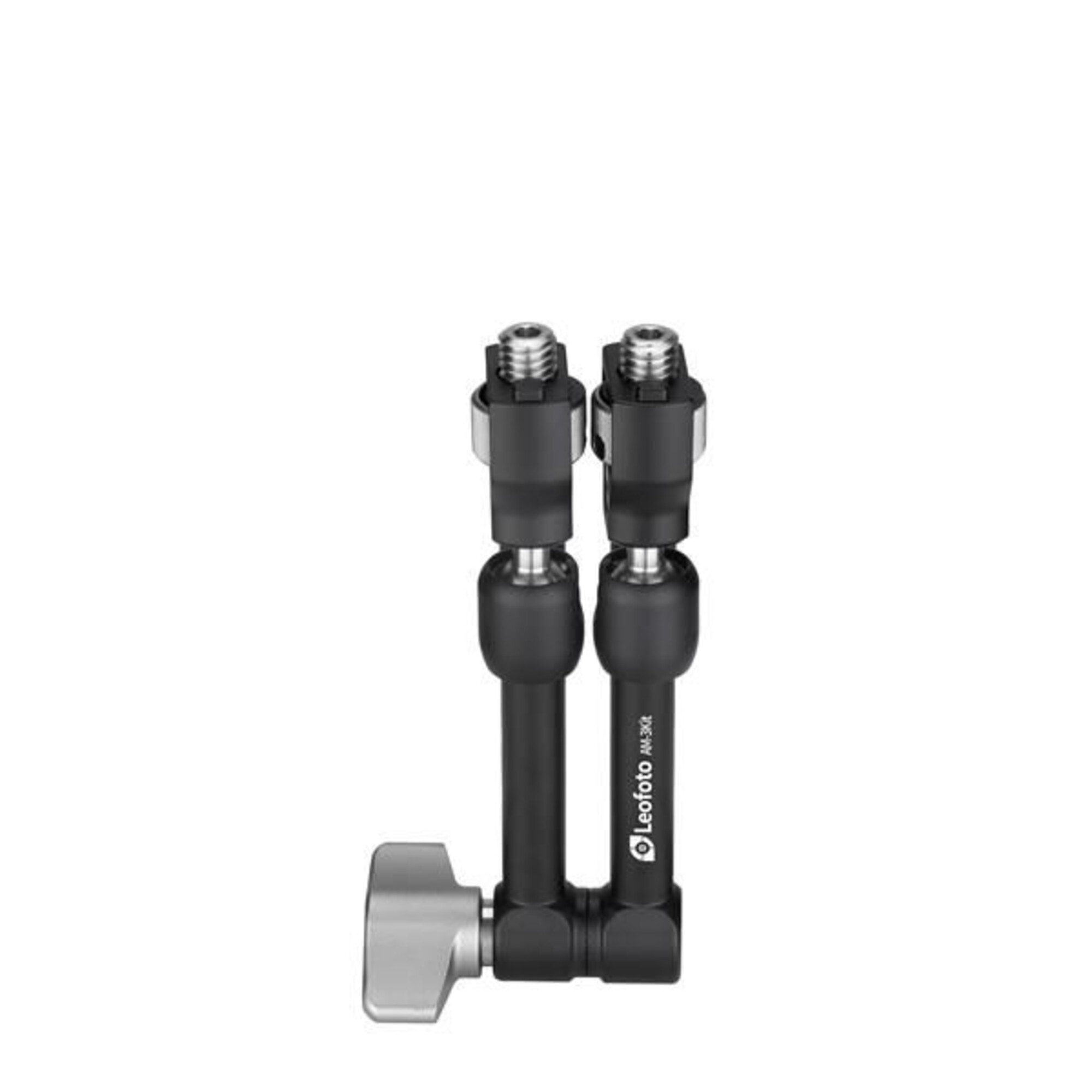 Ein schwarzer, doppelt gelenkiger Leofoto-Arm mit silbernem Klemmknopf. Er hat zwei Gewindeanschlüsse.