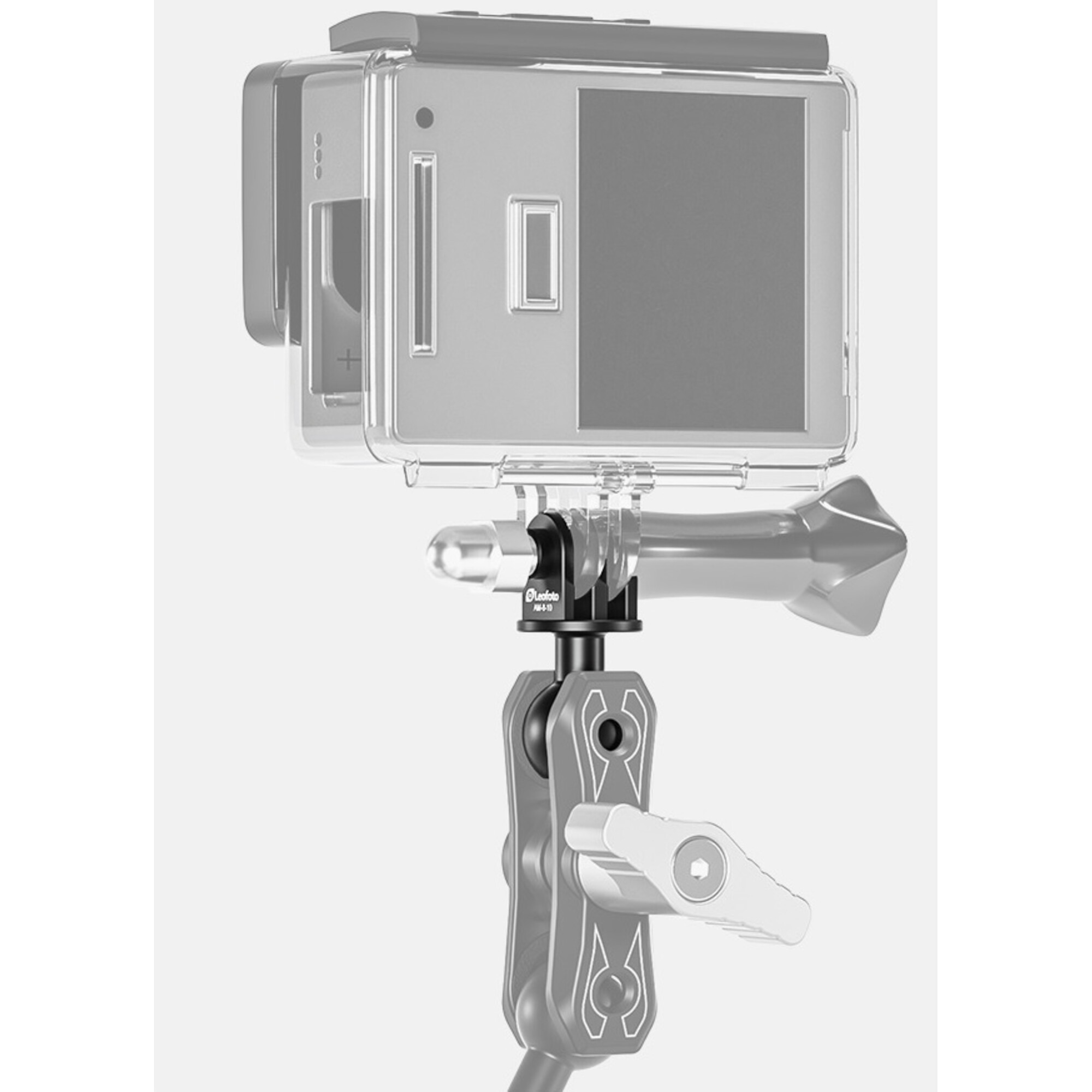 Ein schwarzer Adapter verbindet eine Action-Cam im Gehäuse mit einer Halterung.