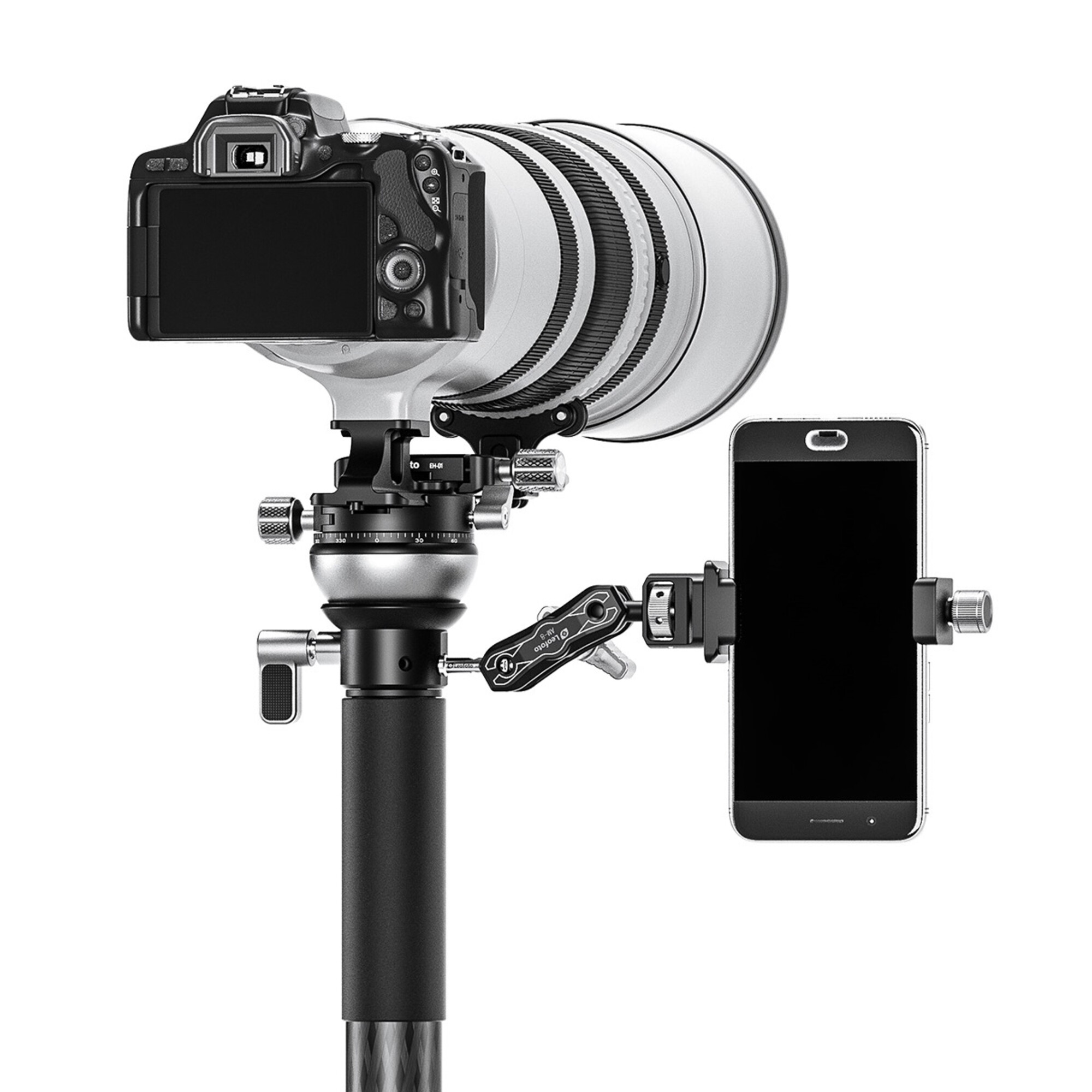 Eine DSLR-Kamera mit großem Objektiv und Smartphone auf einem Stativ.