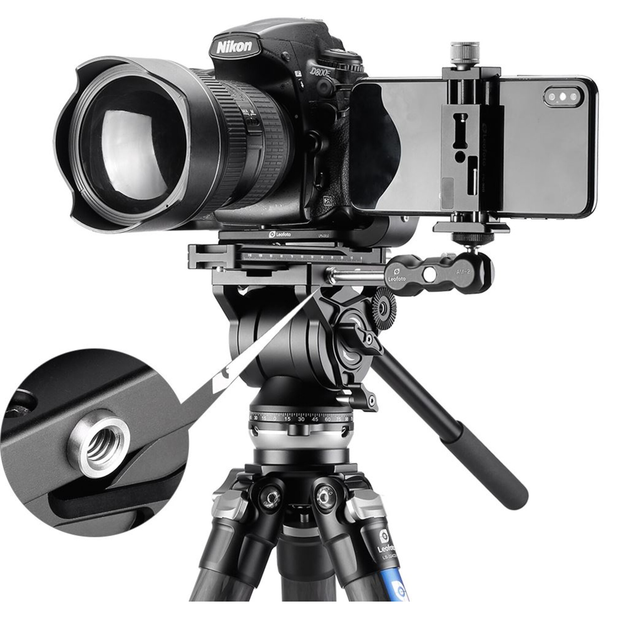 Eine Nikon D800E Kamera mit Smartphone-Halterung auf einem Stativ.