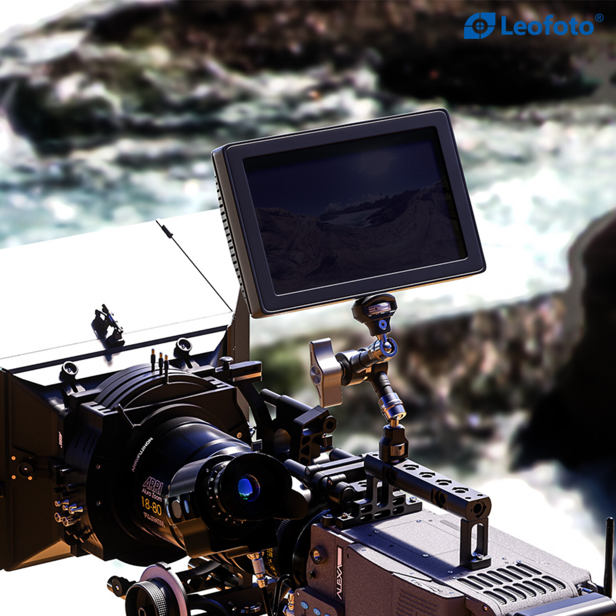 Professionelle ARRI Alexa Kamera mit Monitor und Objektiv in felsiger Außenumgebung.