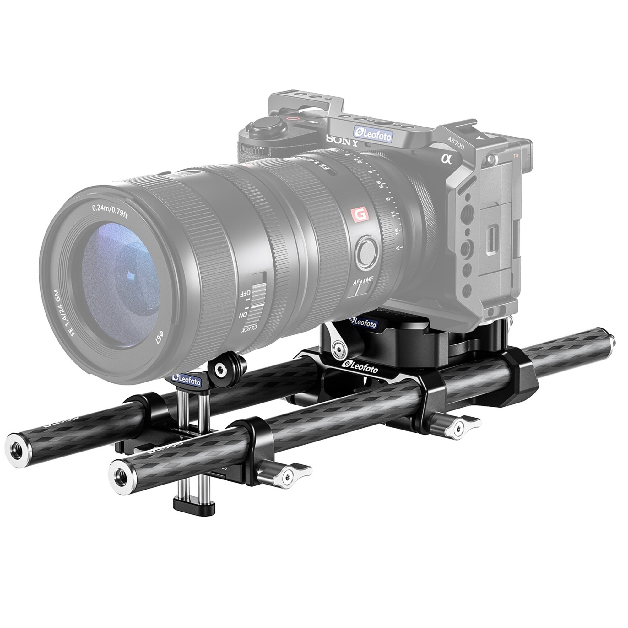 Sony A6700 Kamera mit Leofoto-Käfig und Objektiv. Schwarze Carbon-Stangen.