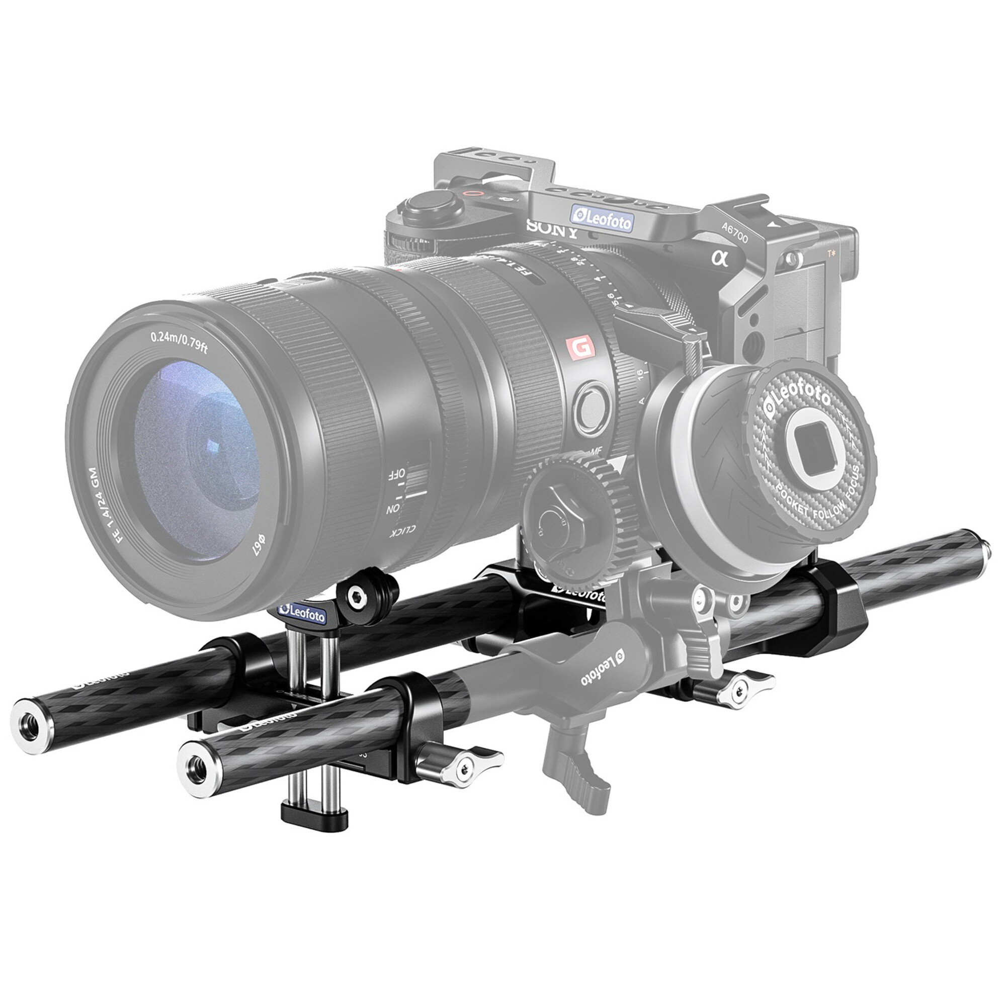 Eine Sony A6700 Kamera mit einem Leofoto-Rig, inklusive großem Objektiv und Follow-Fokus.