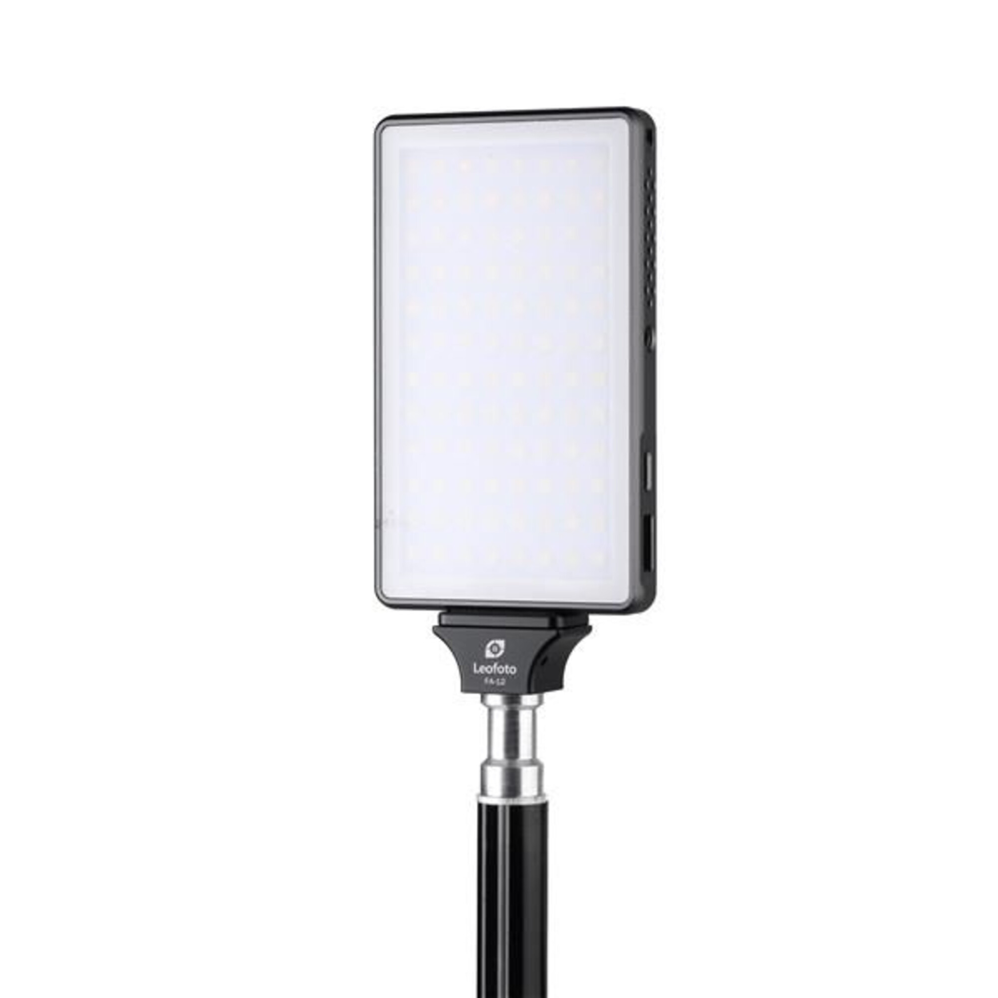 Ein rechteckiges LED-Licht mit weißer Diffusorplatte an einer schwarzen Halterung.