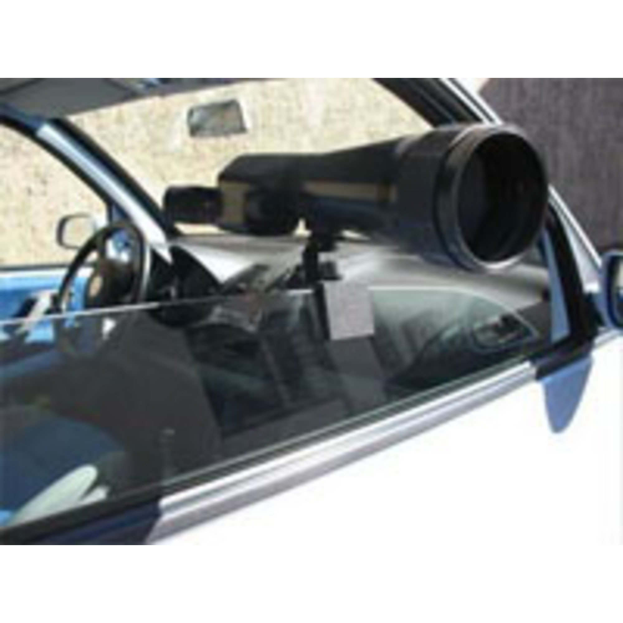 Ein schwarzes Teleskop ist im Auto auf dem Armaturenbrett montiert.