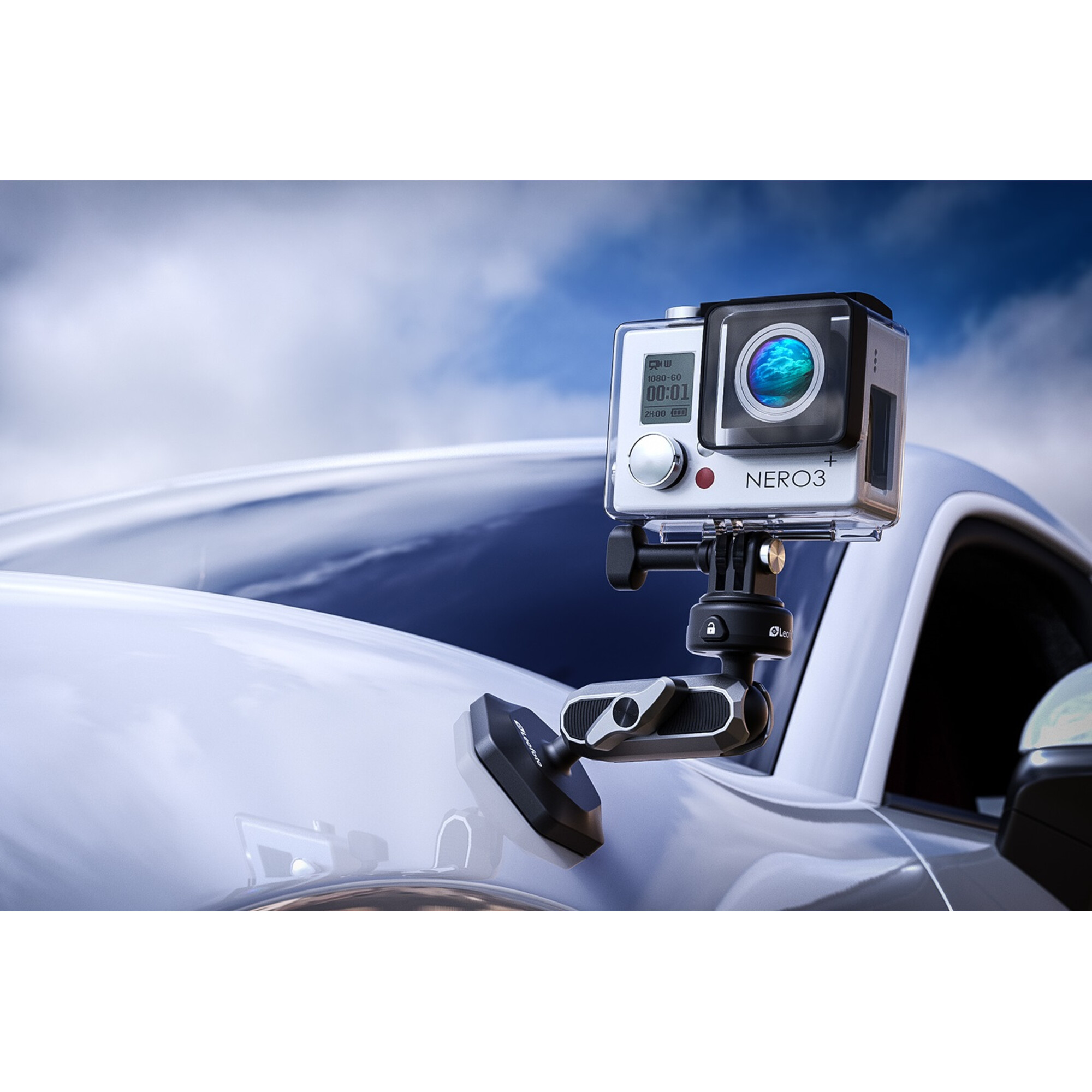 Eine silberne GoPro-Kamera ist mit einer Saugfußhalterung auf der Motorhaube eines Autos montiert.