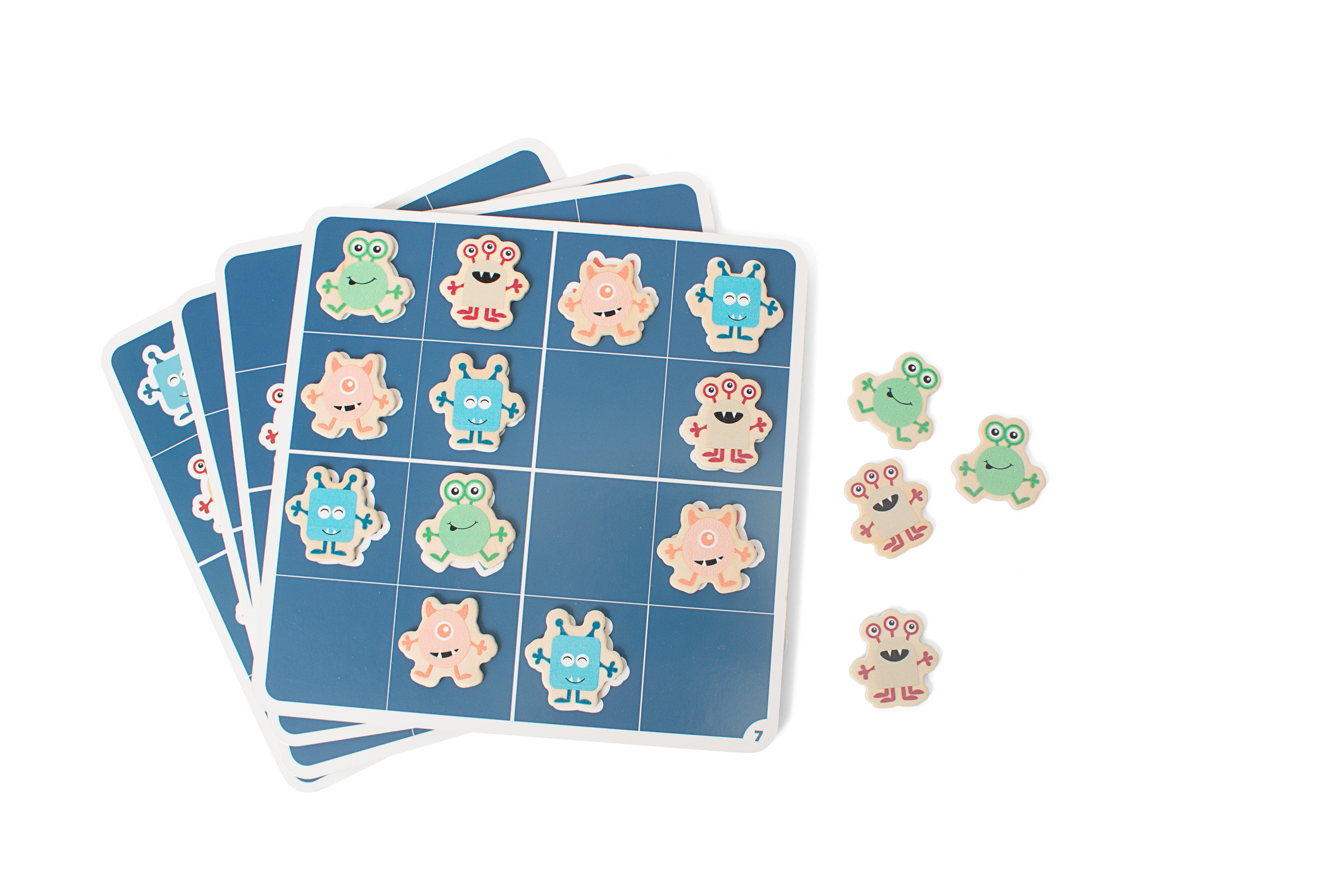 Een bordspel met kleurrijke monsterstukken op blauwe roosters en verspreid.