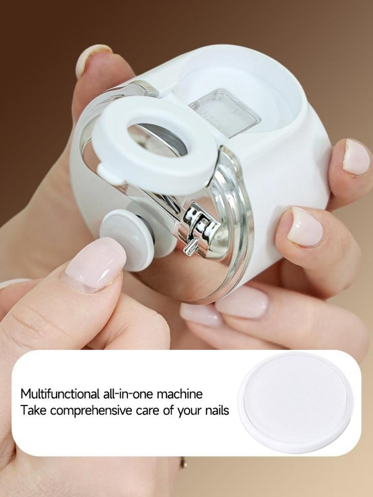 Eine Hand hält ein weißes, multifunktionales Nagelpflegegerät mit Chromakzenten.