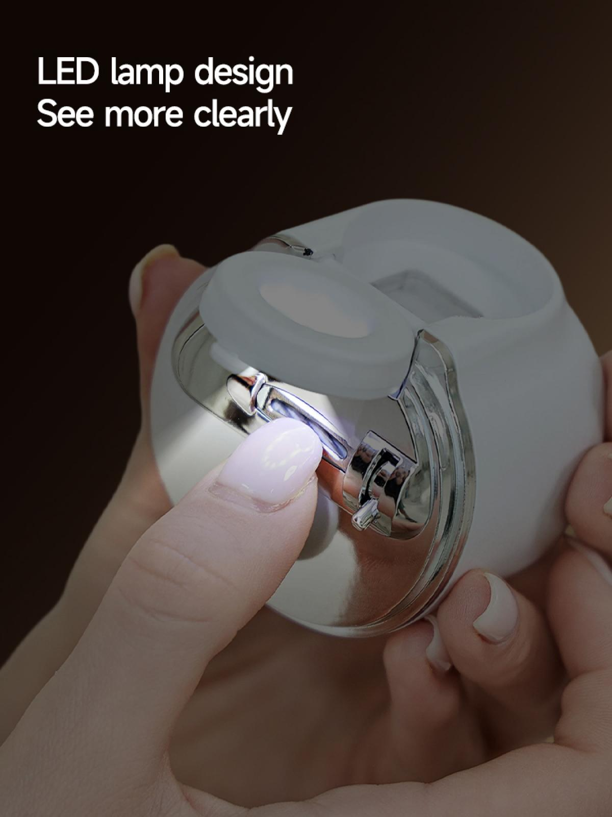 Eine Hand mit hellrosa Nägeln drückt ein weißes Gerät mit LED-Licht. Text: LED-Lampendesign. Deutlicher sehen.