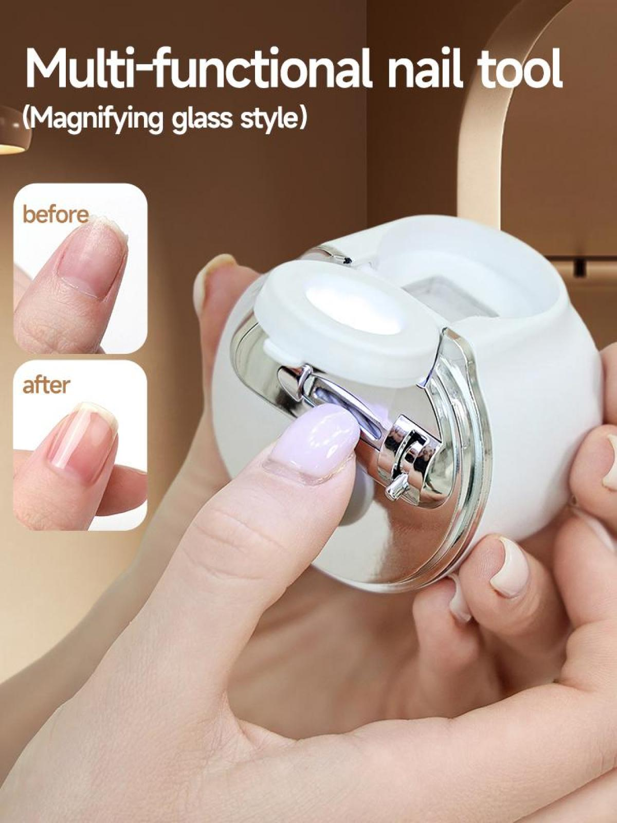 Ein weißes Multifunktions-Nagelwerkzeug mit Lupe und Licht wird von einer Hand gehalten.