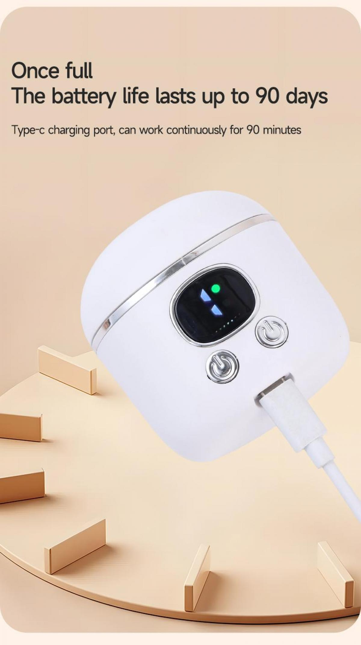 Weißes Gerät mit Typ-C-Anschluss und Digitalanzeige, das den Batteriestatus anzeigt.